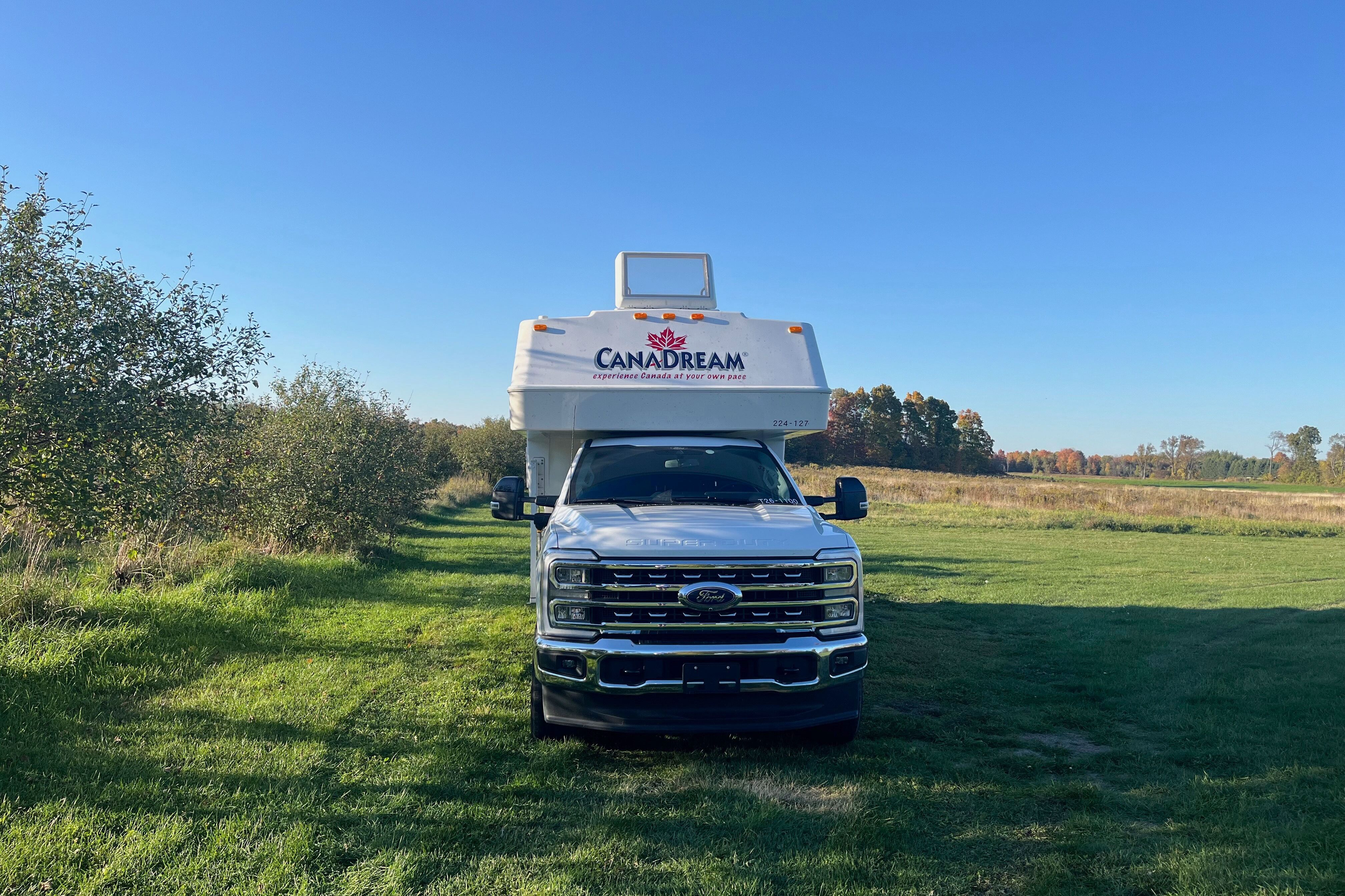 Camper von CanaDream am Iroquois Beach in Ontario Camper von CanaDream am Iroquois Beach in Ontario