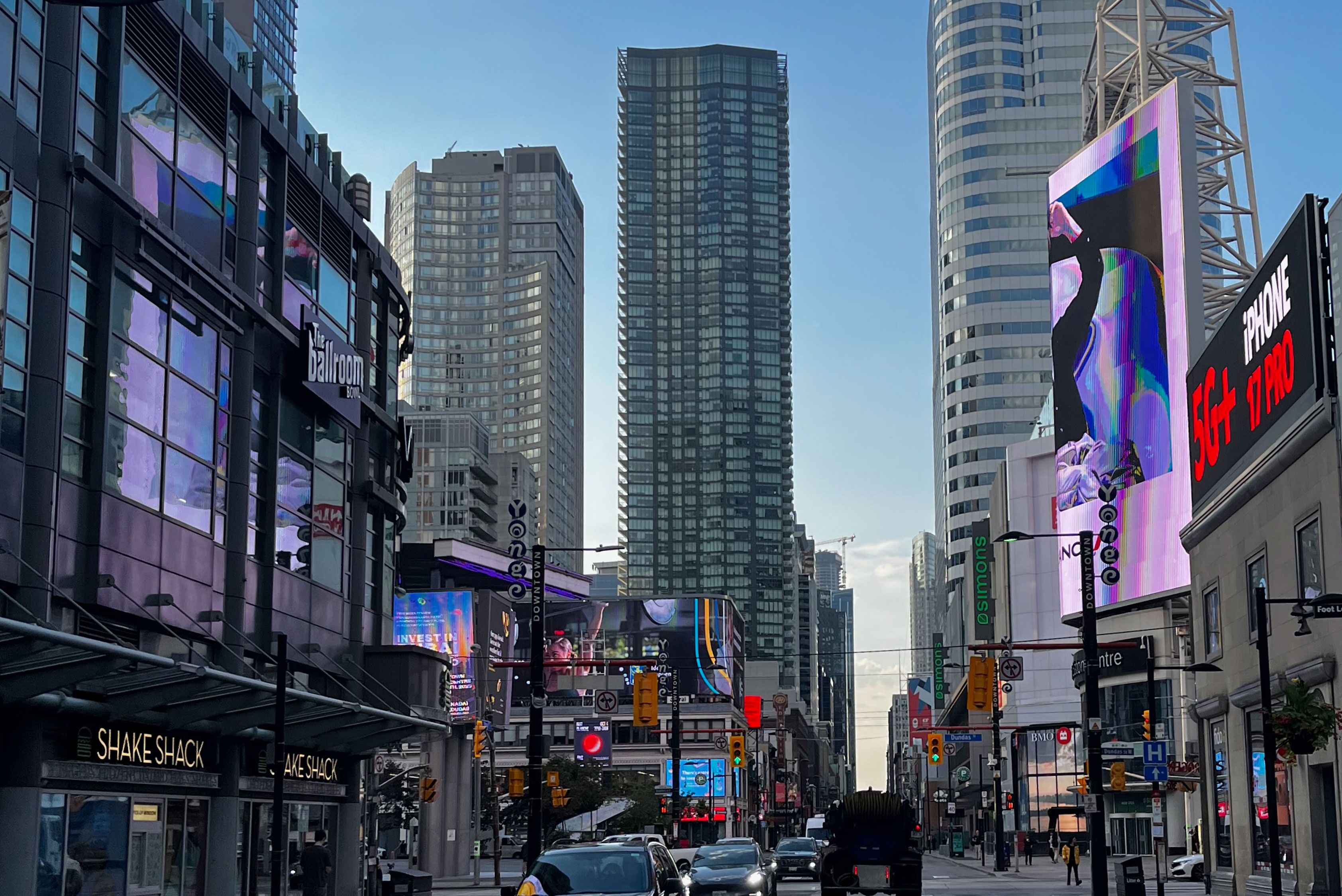 Sicht auf die Stadt nähe Dundas Square in Toronto Sicht auf die Stadt nähe Dundas Square in Toronto