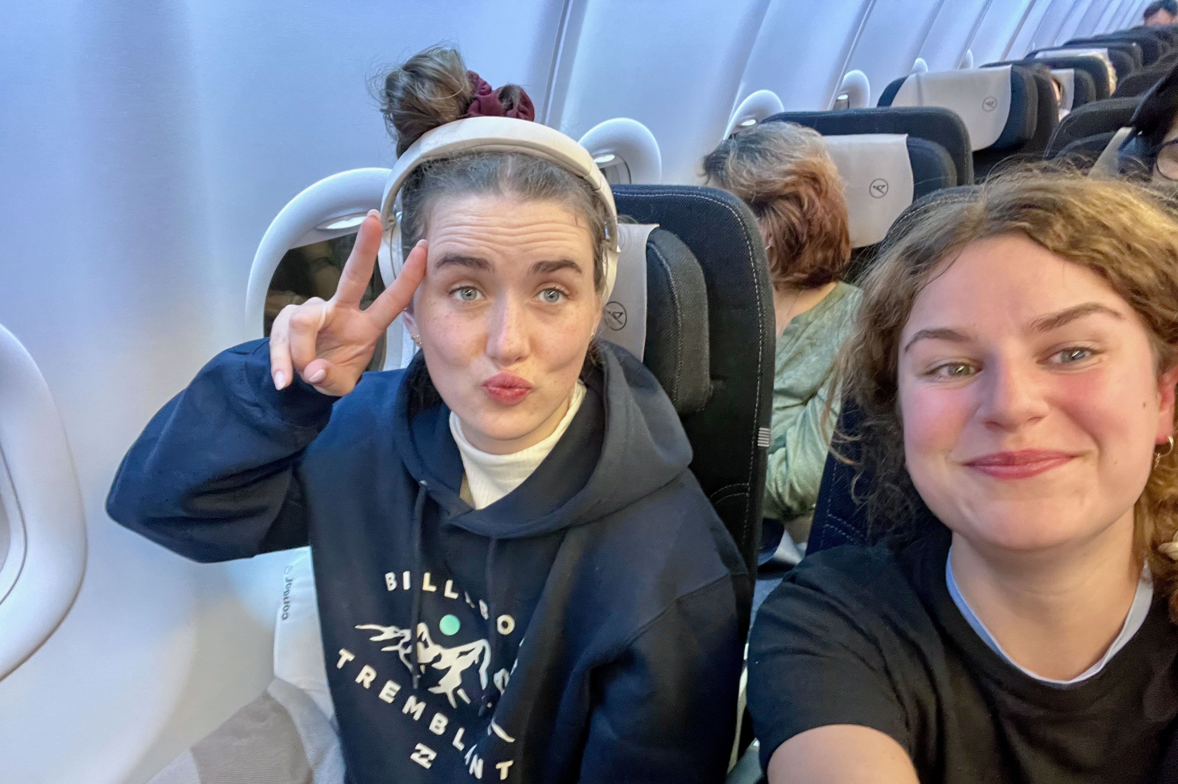 Vanessa und Zoe auf dem Rückflug Vanessa und Zoe auf dem Rückflug