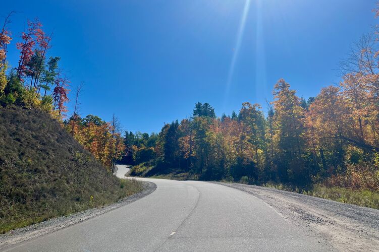 Straße in Renfrew in Ontario entlang fahren