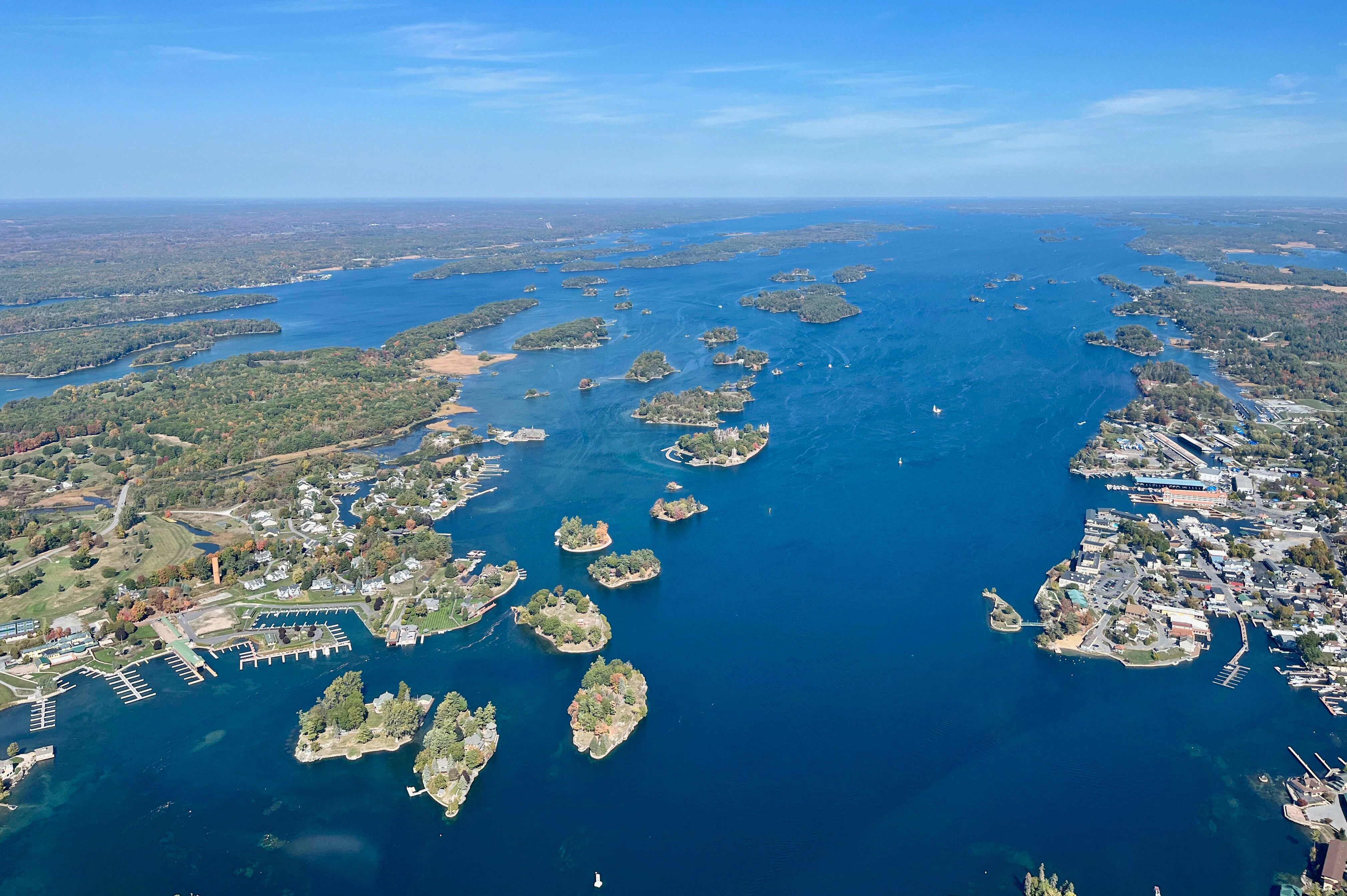 Luftaufnahme von der Inselgruppe Thousand Islands in Ontario Luftaufnahme von der Inselgruppe Thousand Islands in Ontario