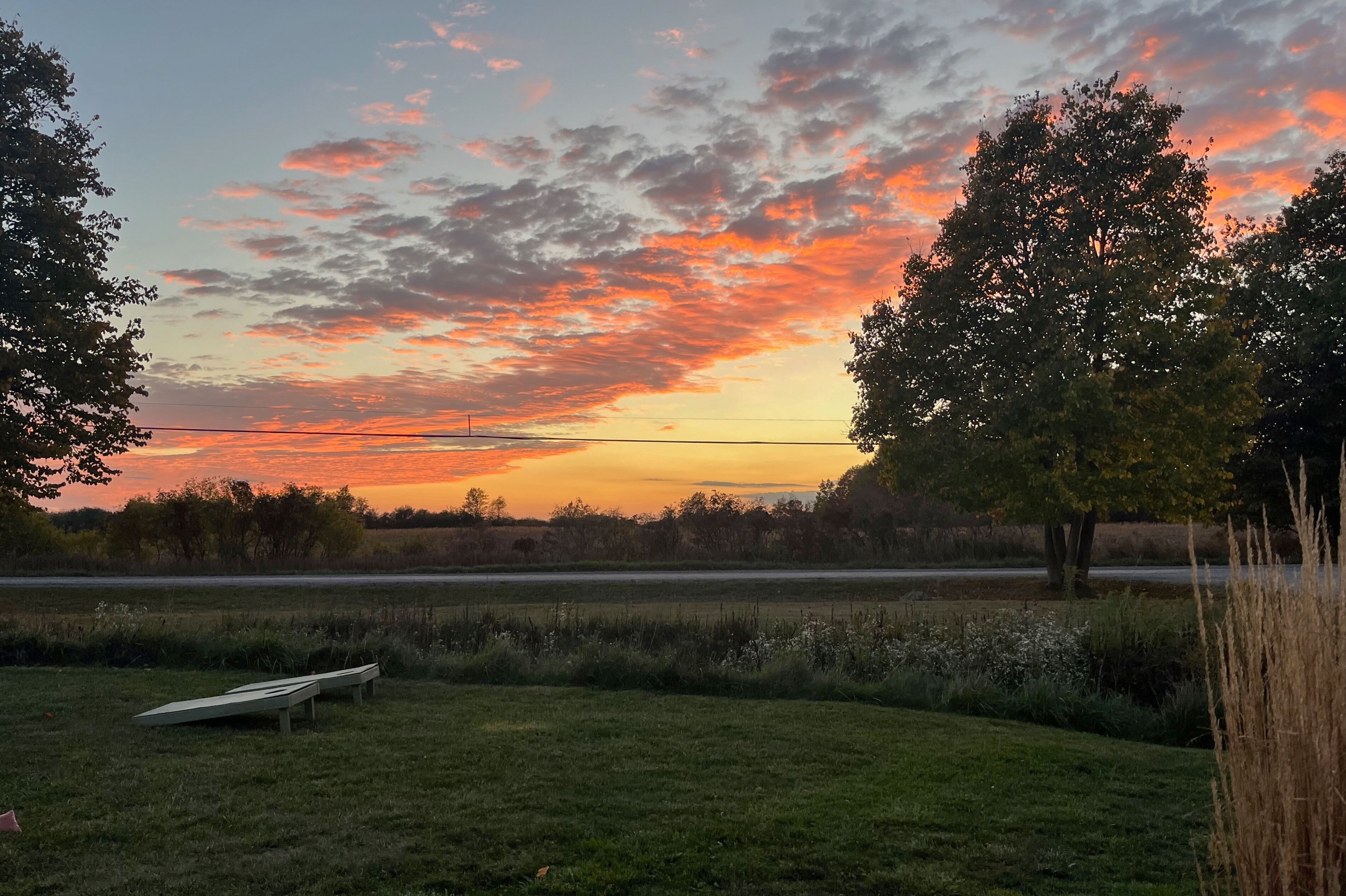 Sonnenuntergang im Außenbereich der Trail Estate Winery in Prince Edward Sonnenuntergang im Außenbereich der Trail Estate Winery in Prince Edward