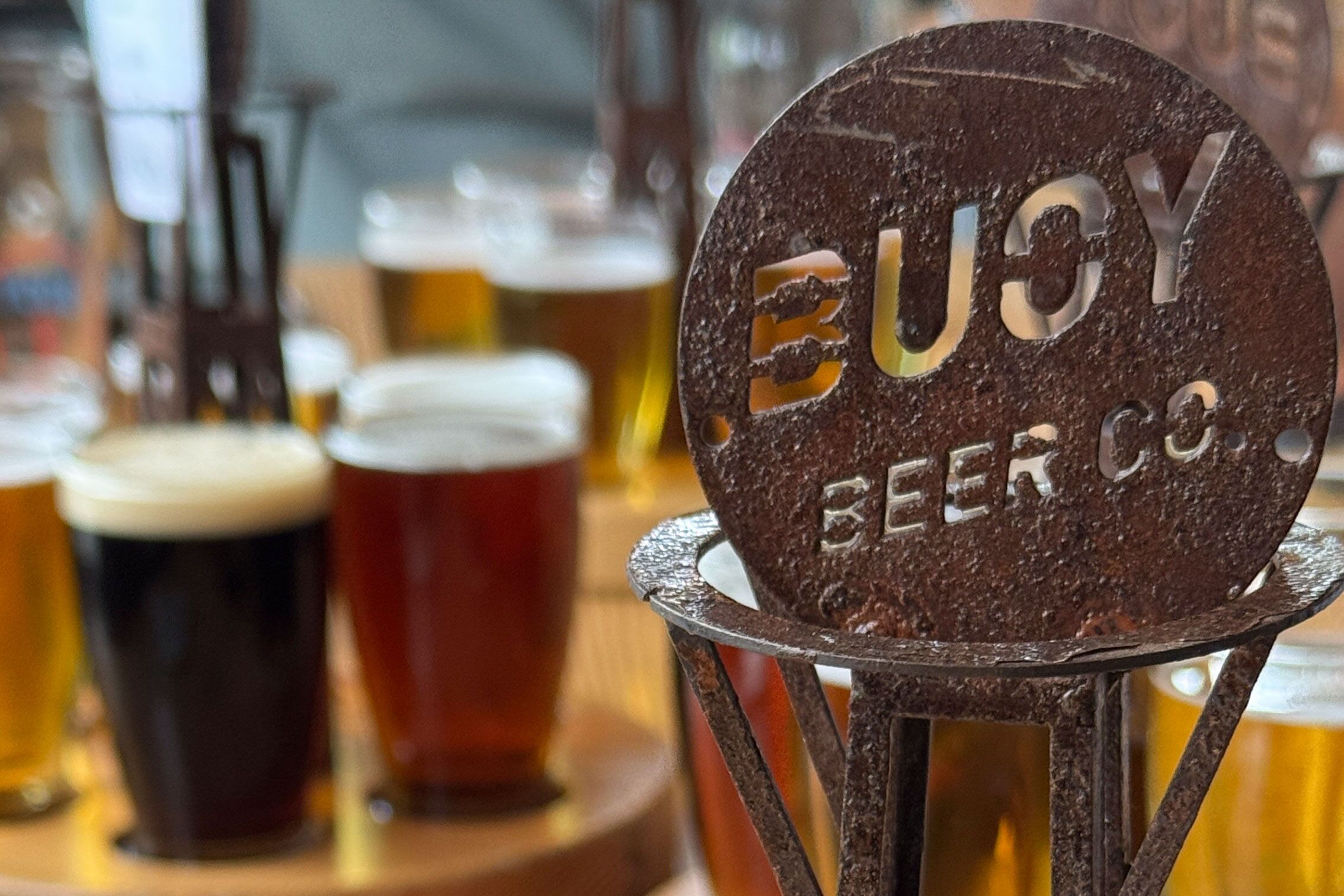 Bei einer Bierverkostung in der Buoy Beer Co. entdecken Sie die Vielfalt der hauseigenen Craftbiere.