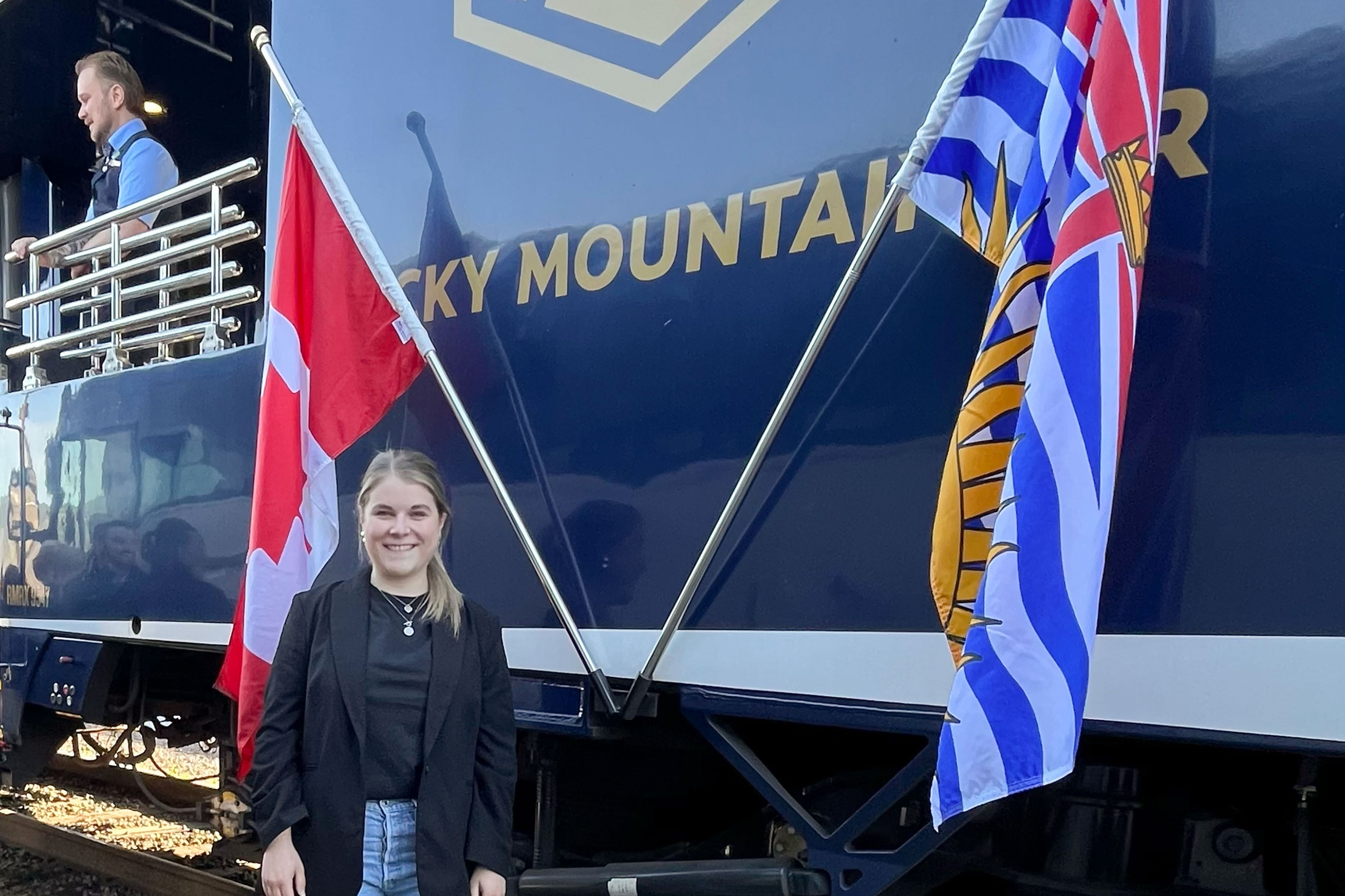 Kathi vor dem Rocky Mountaineer vor der Abfahrt in Kamloops Kathi vor dem Rocky Mountaineer vor der Abfahrt in Kamloops