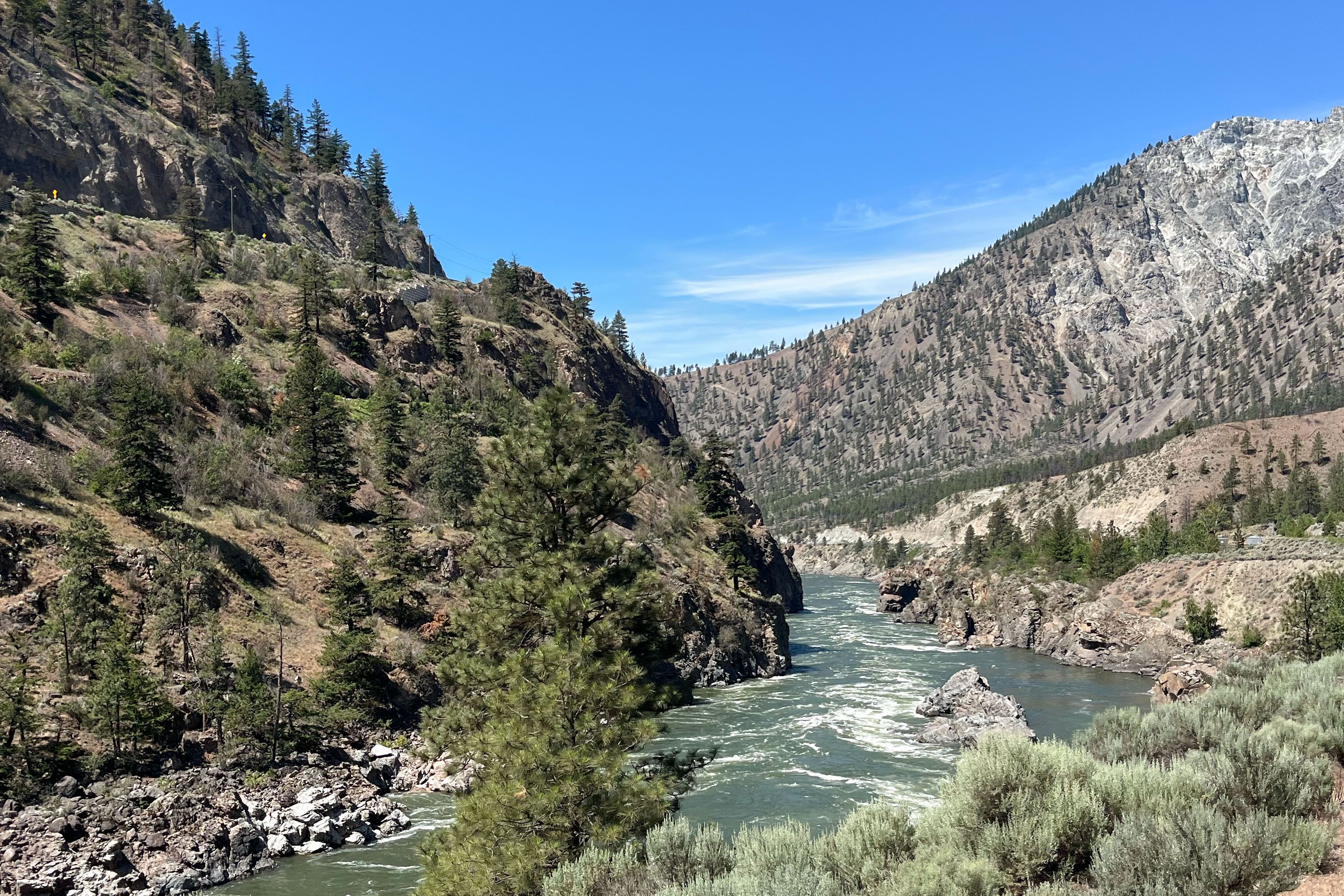 Aussicht vom Rocky Mountaineer auf den Fraser River in British Columbia Aussicht vom Rocky Mountaineer auf den Fraser River in British Columbia