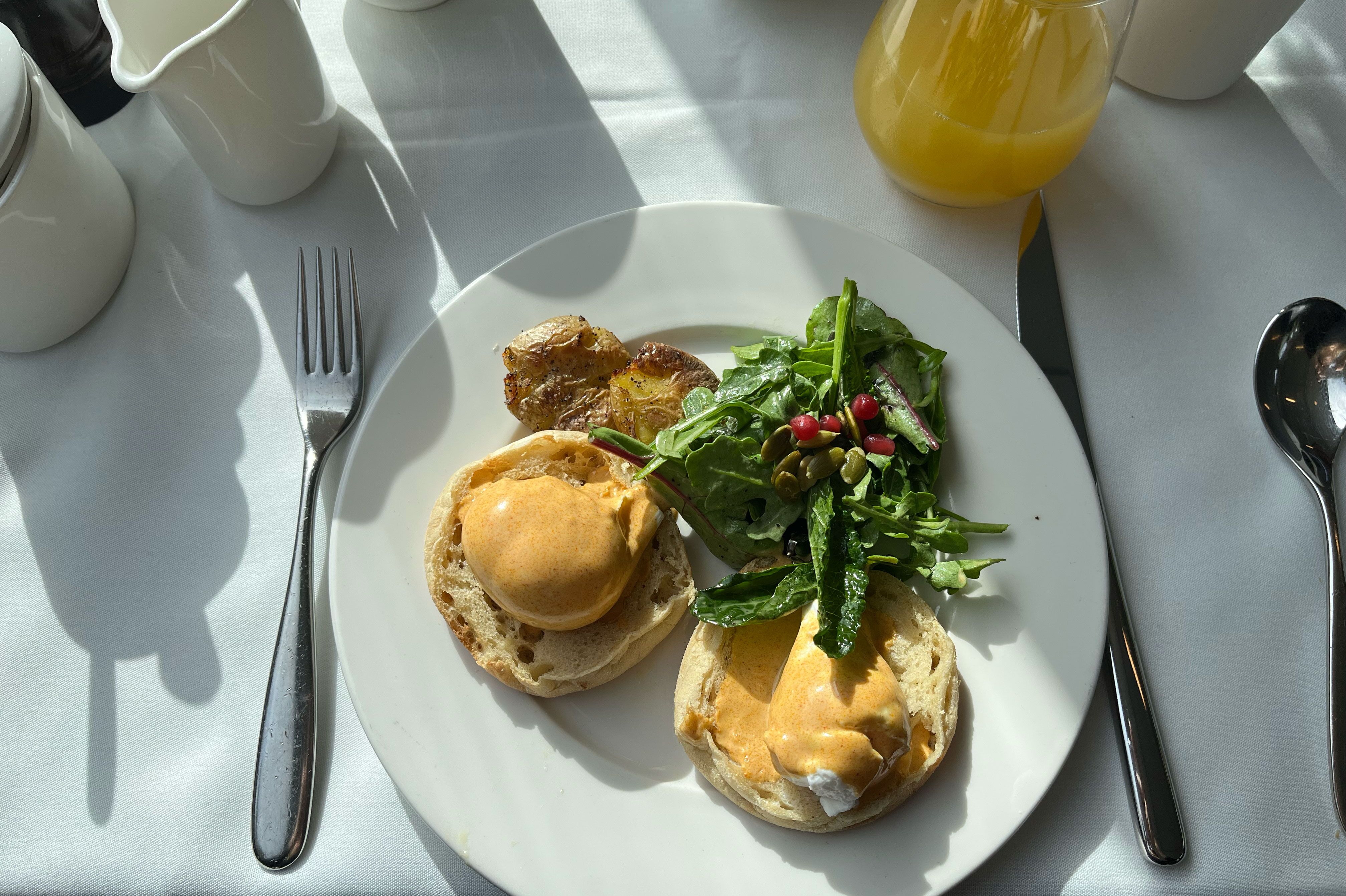 Spezialität Eggs Benedict zum Frühstück im Rocky Mountaineer Spezialität Eggs Benedict zum Frühstück im Rocky Mountaineer