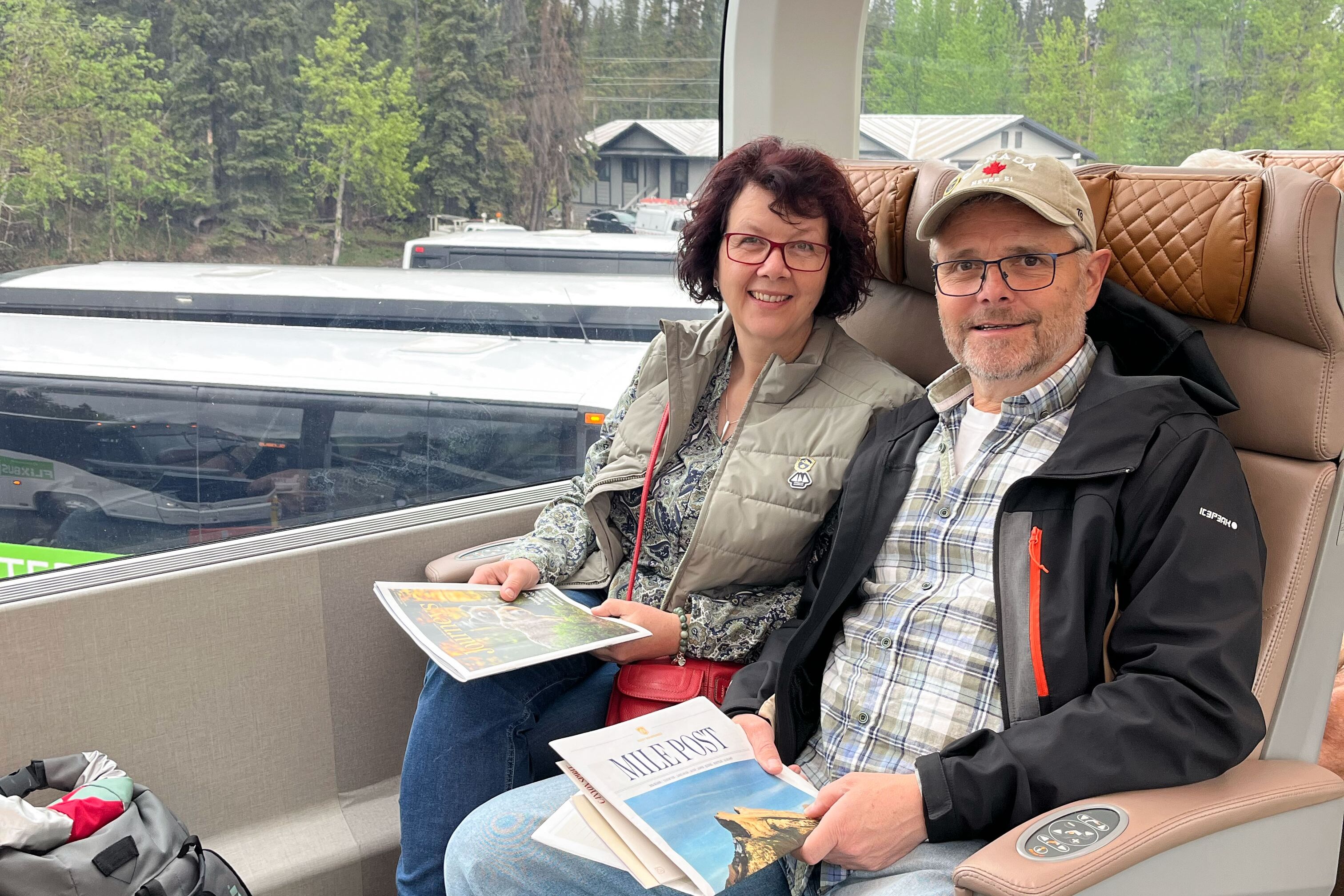 Ehepaar Lenhard vor dem Start im Rocky Mountaineer von Banff nach Vancouver Ehepaar Lenhard vor dem Start im Rocky Mountaineer von Banff nach Vancouver