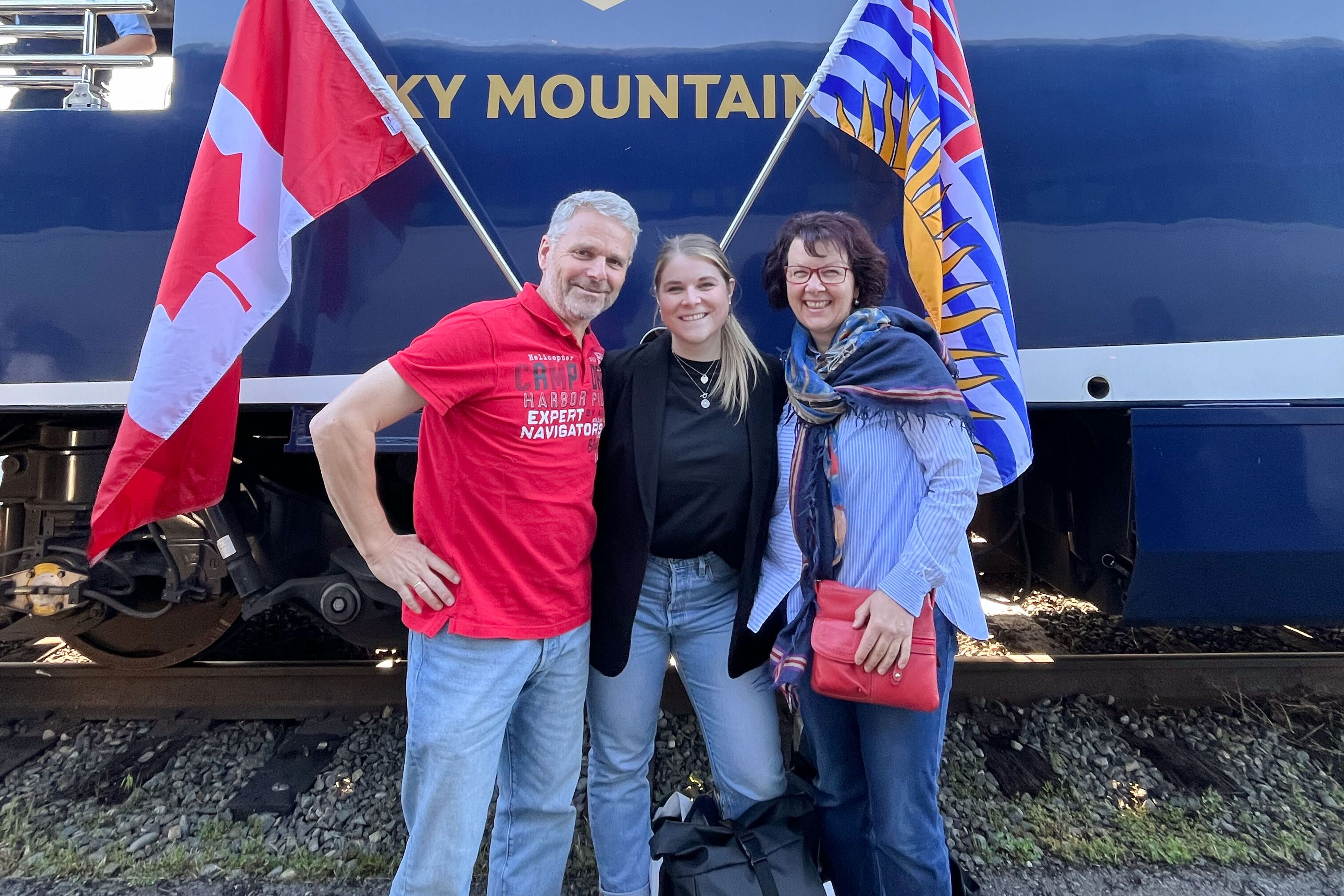Gruppenfoto von Familie Lenhard vor dem Rocky Mountaineer Gruppenfoto von Familie Lenhard vor dem Rocky Mountaineer