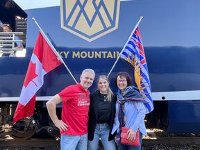 Gruppenfoto von Familie Lenhard vor dem Rocky Mountaineer