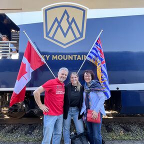 Gruppenfoto von Familie Lenhard vor dem Rocky Mountaineer