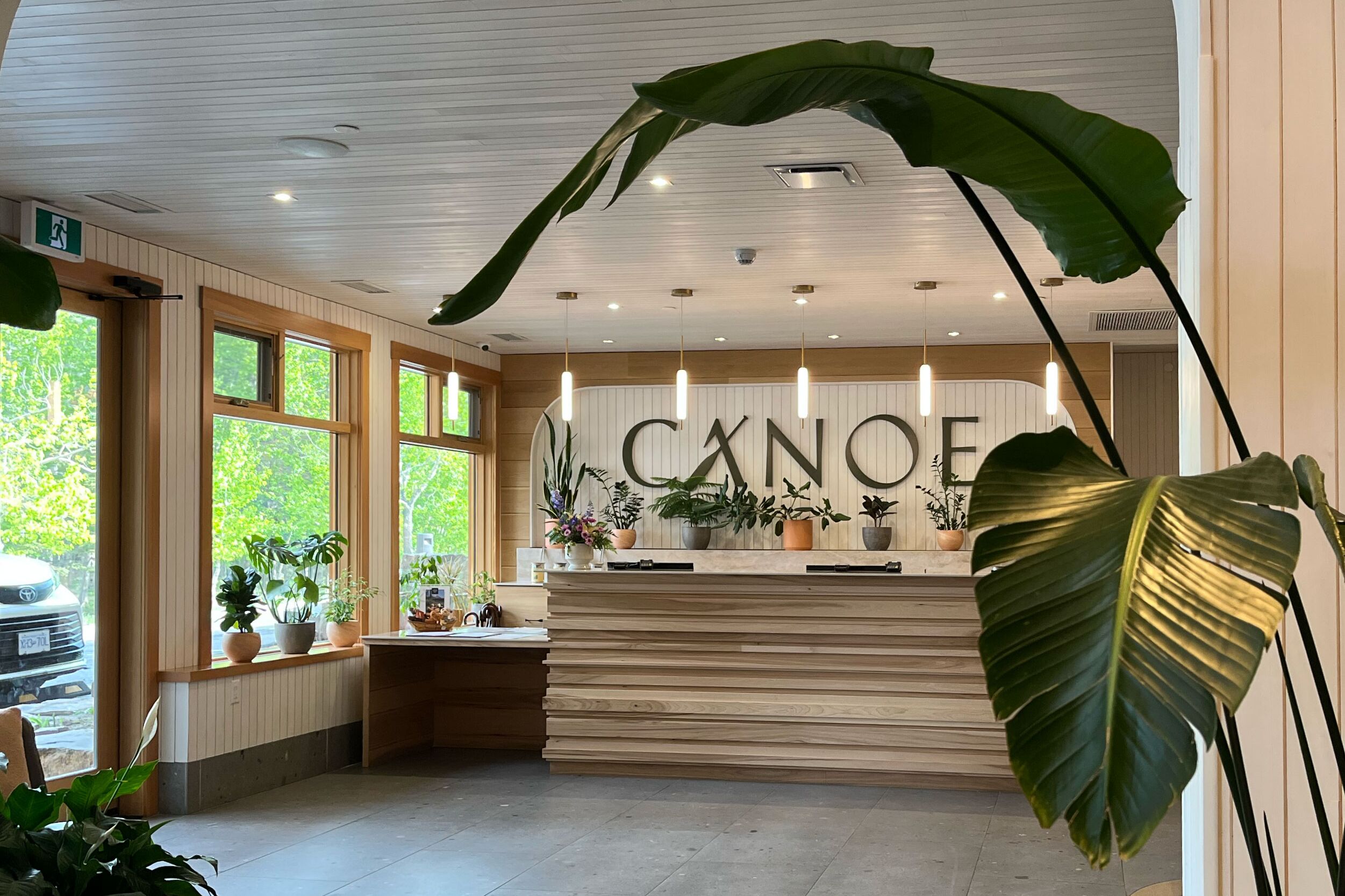 Rezeption und Empfangstresen im Canoe Hotel Rezeption und Empfangstresen im Canoe Hotel