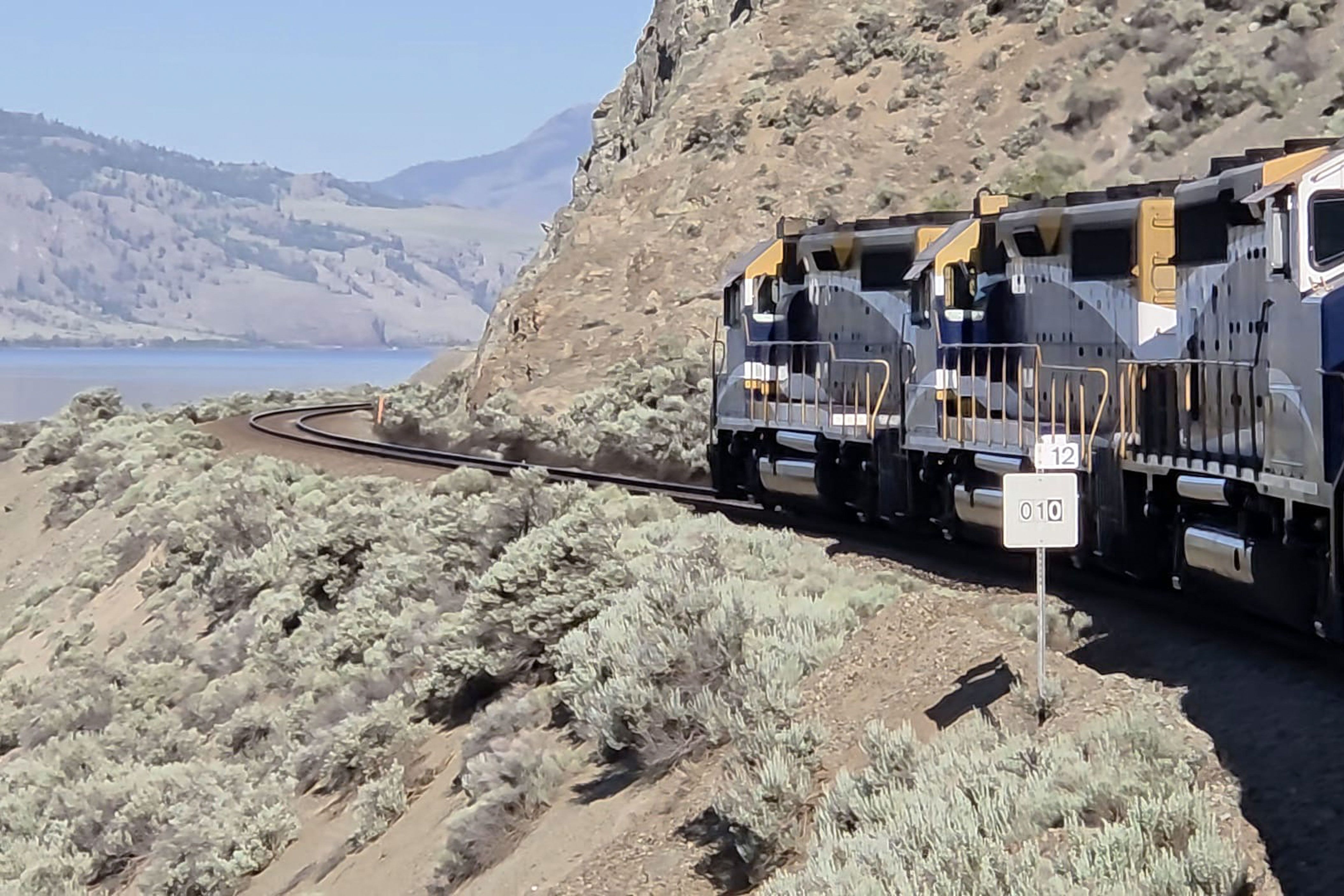 Außenansicht des Rocky Mountaineer auf Schienen auf dem Weg von Banff nach Vancouver Außenansicht des Rocky Mountaineer auf Schienen auf dem Weg von Banff nach Vancouver