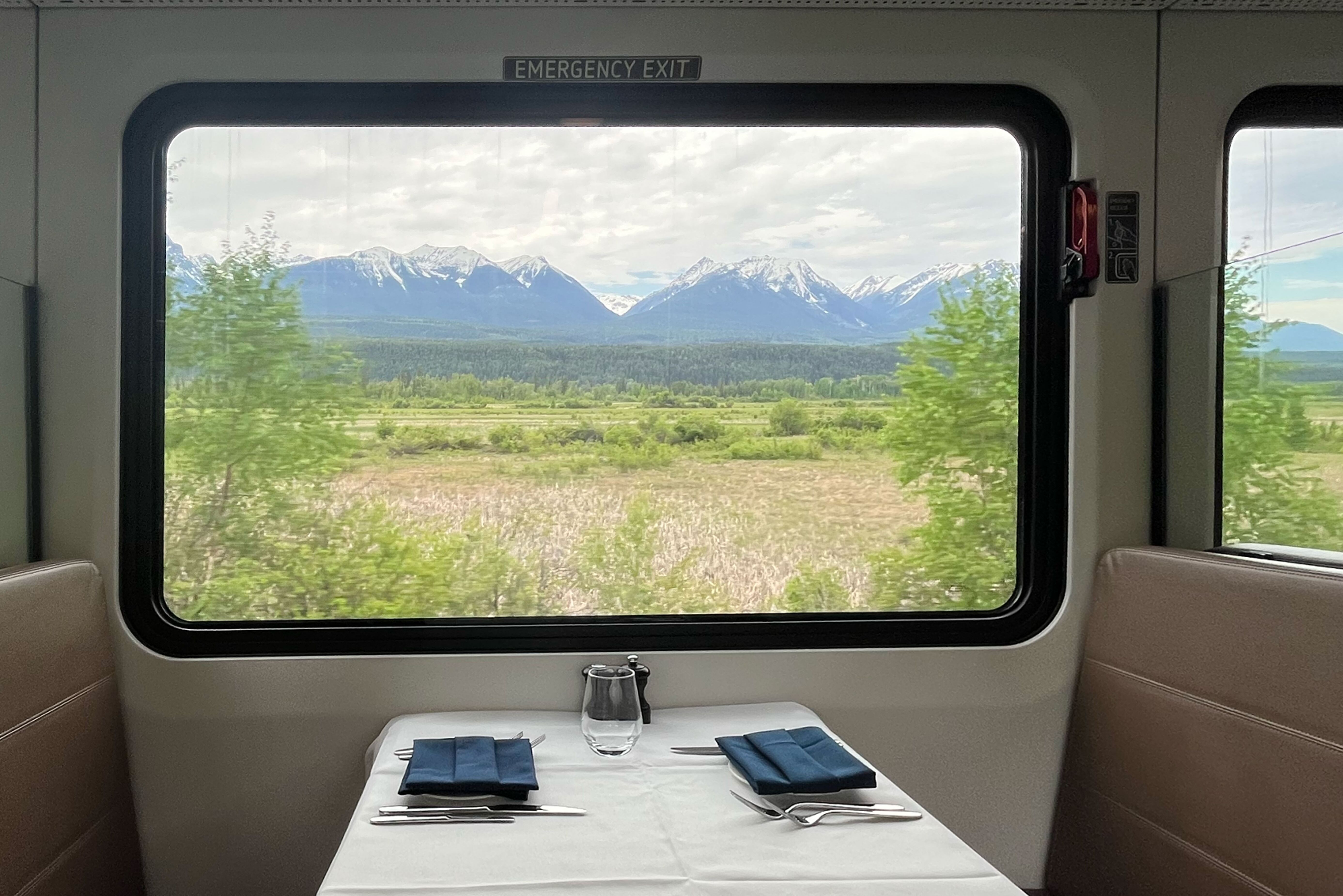 Speisewagen im unteren Teil des Zuges des Rocky Mountaineer Speisewagen im unteren Teil des Zuges des Rocky Mountaineer