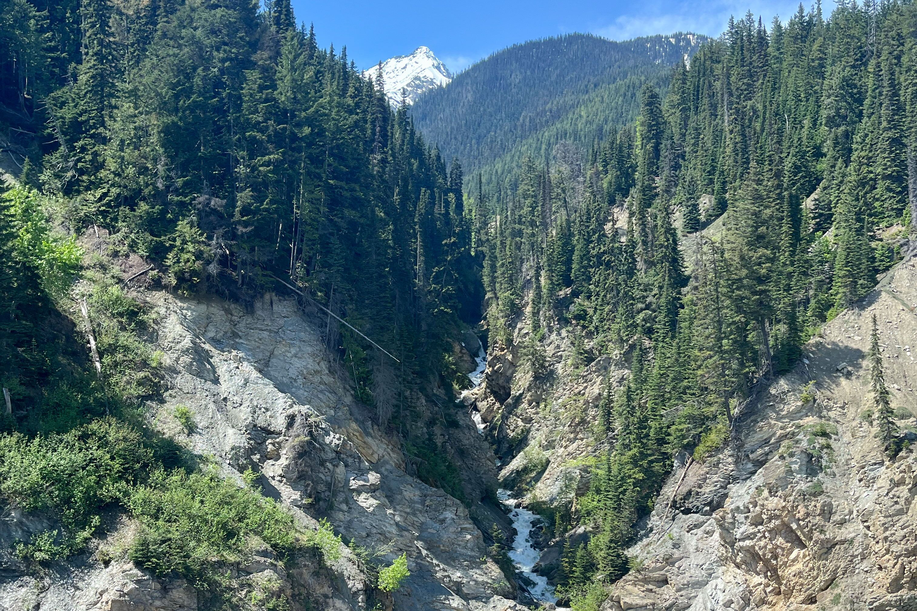 Atemberaubender Wasserfall während der Fahrt im Rocky Mountaineer von Banff nach Vancouver Atemberaubender Wasserfall während der Fahrt im Rocky Mountaineer von Banff nach Vancouver