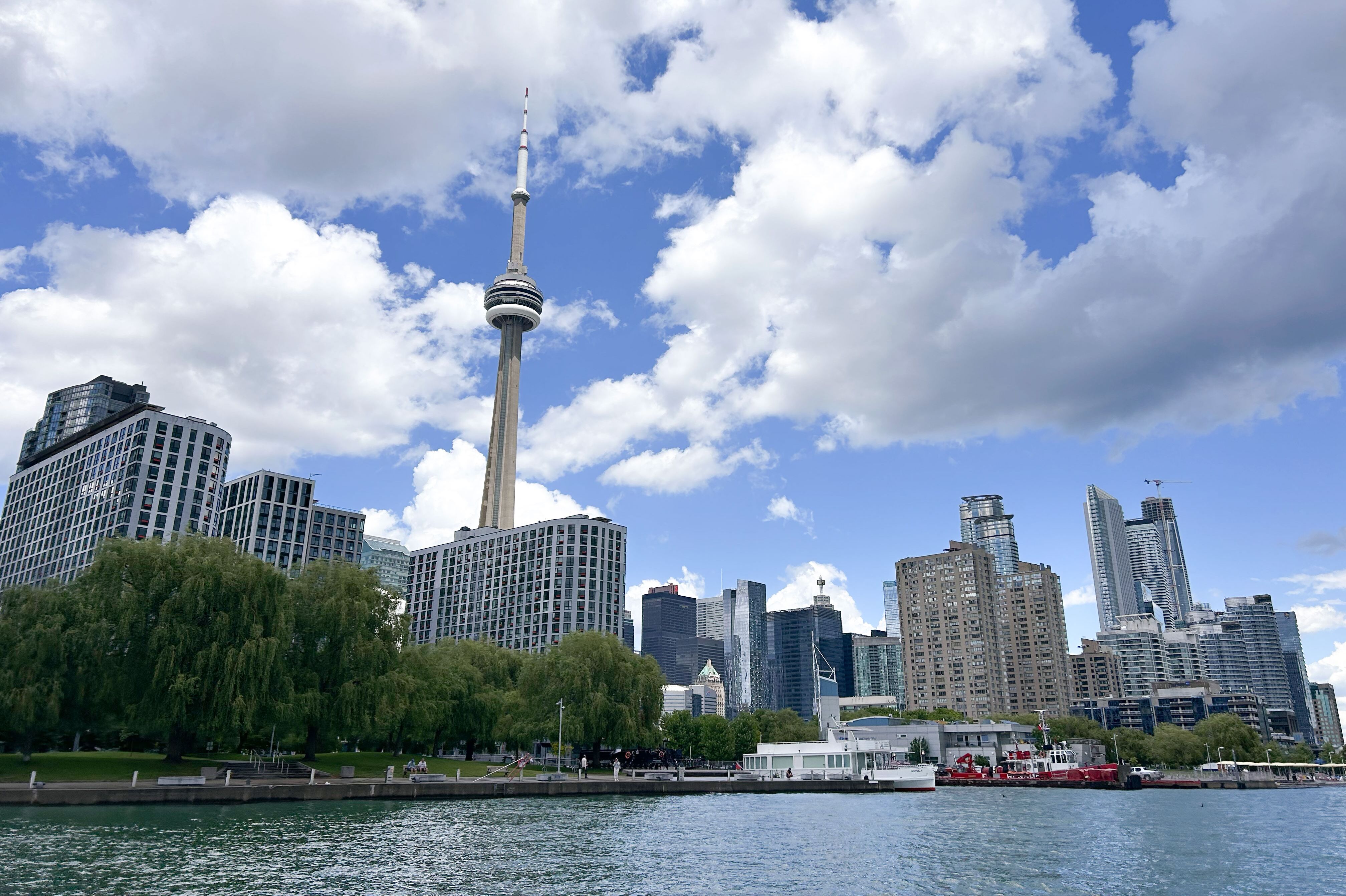Skyline von Toronto mit dem CN Tower im Vordergrund
