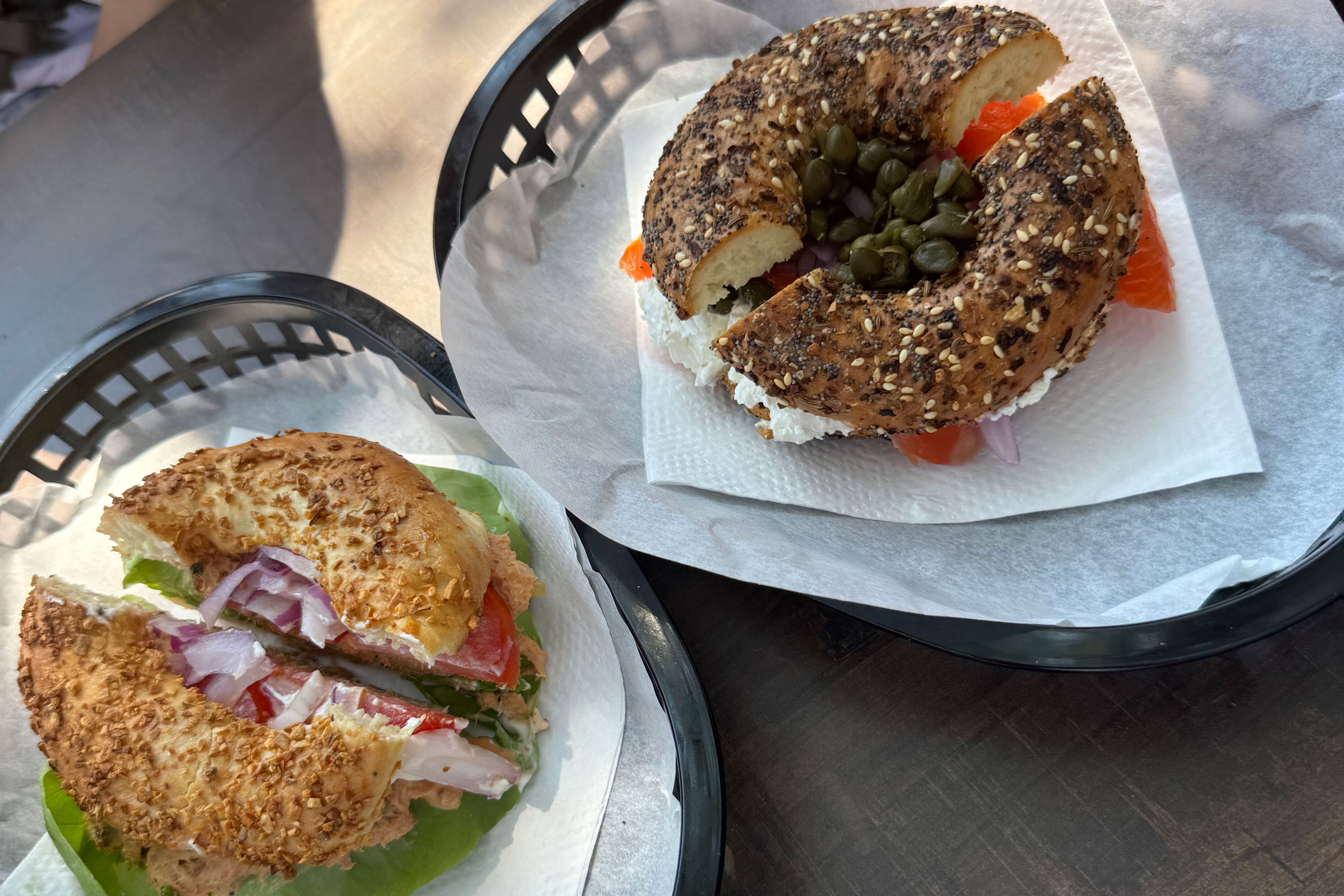 Leckere Bagel in der Bagelbäckerei Fairmount Bagel Montreal