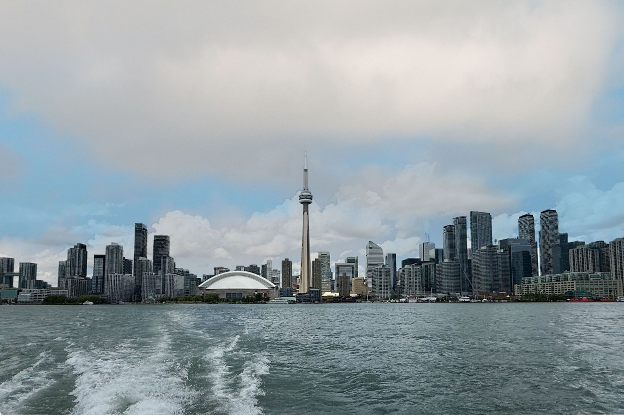 Skyline von Toronto mit CN Tower und Rogers Centre Arena im Hintergrund