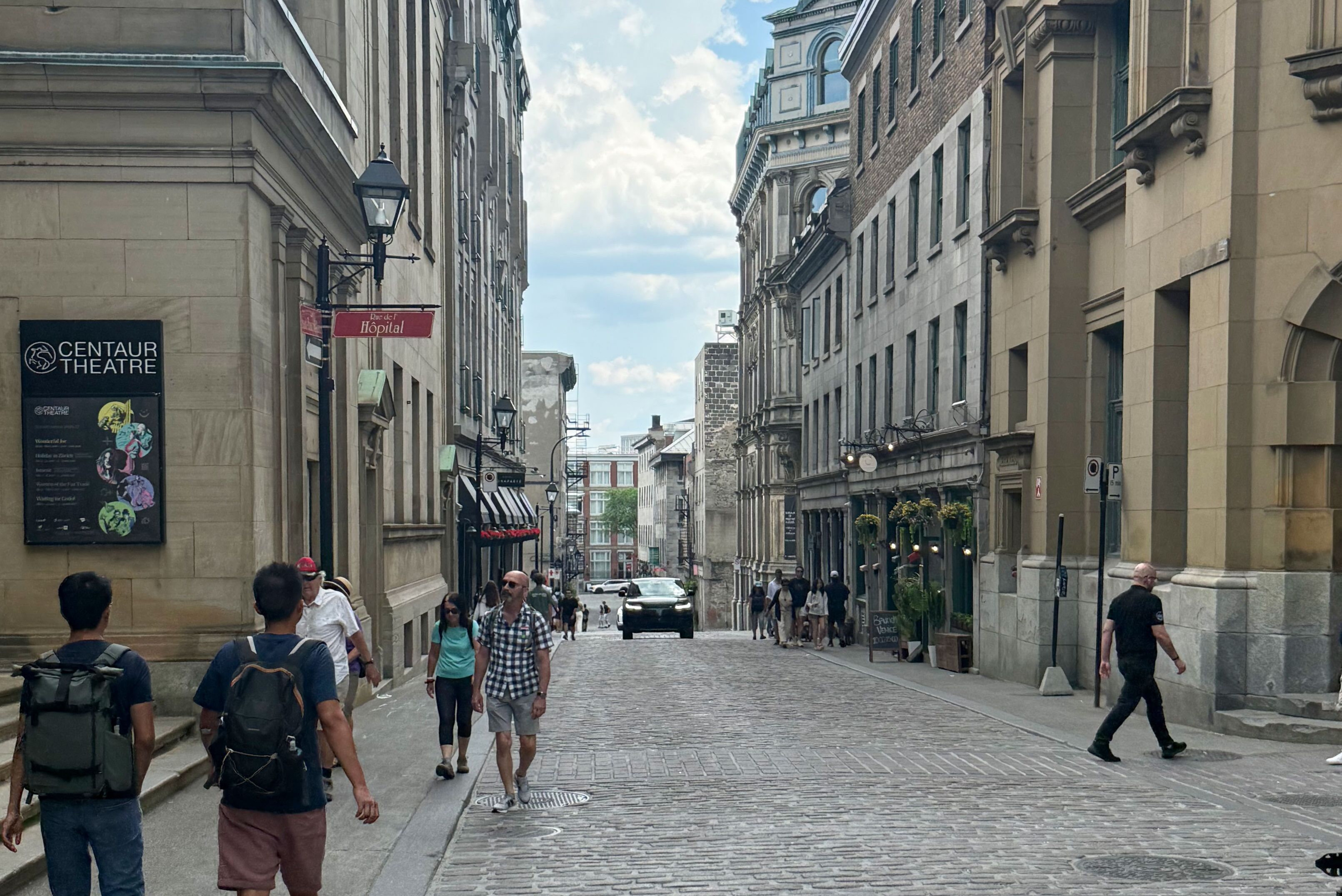 Historische Straße mit Kopfsteinpflaster in der Altstadt von Montreal