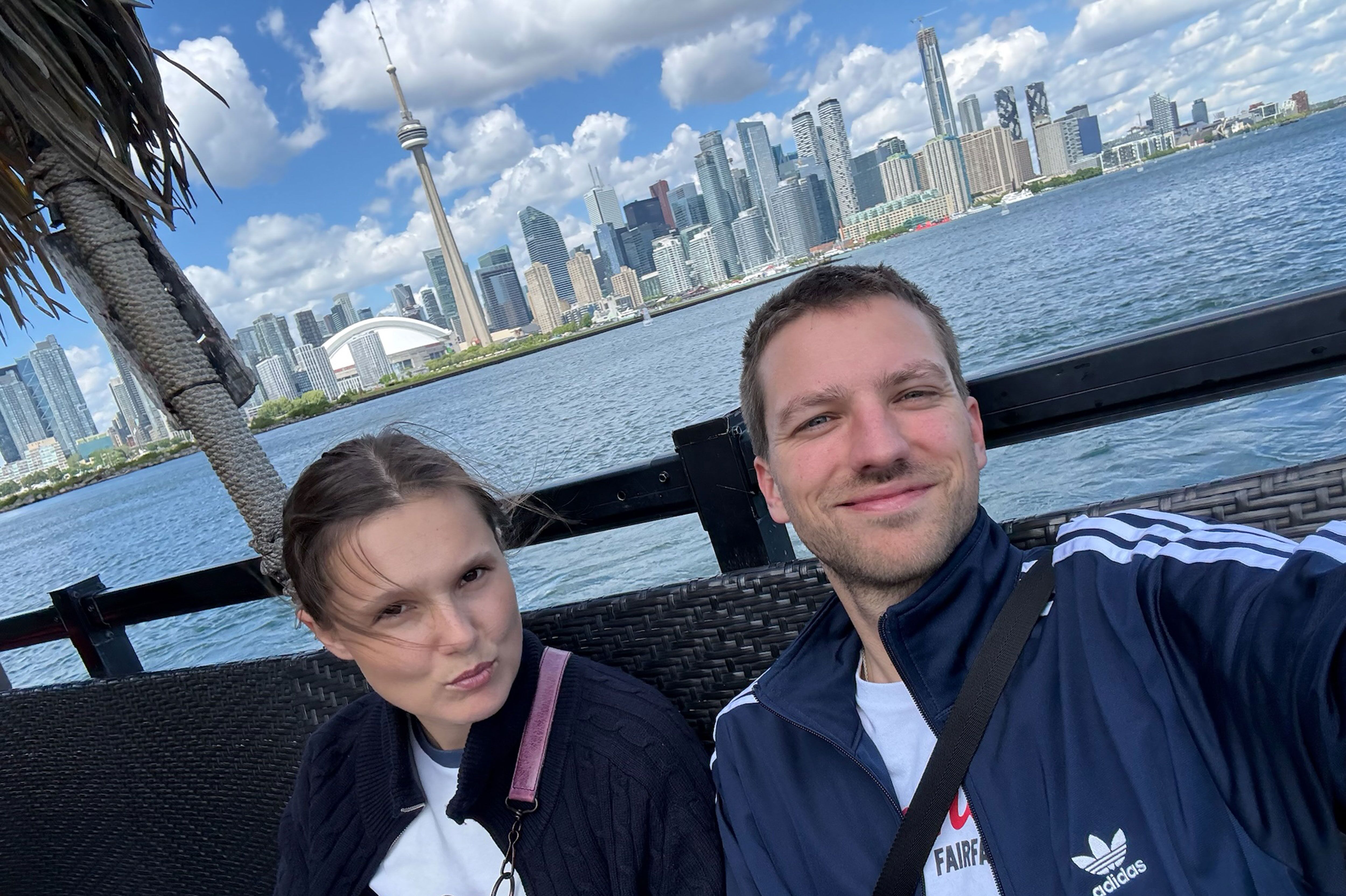 Wassertaxi Dienst Toronto Tiki Taxi im hawaiischen Tiki Stil