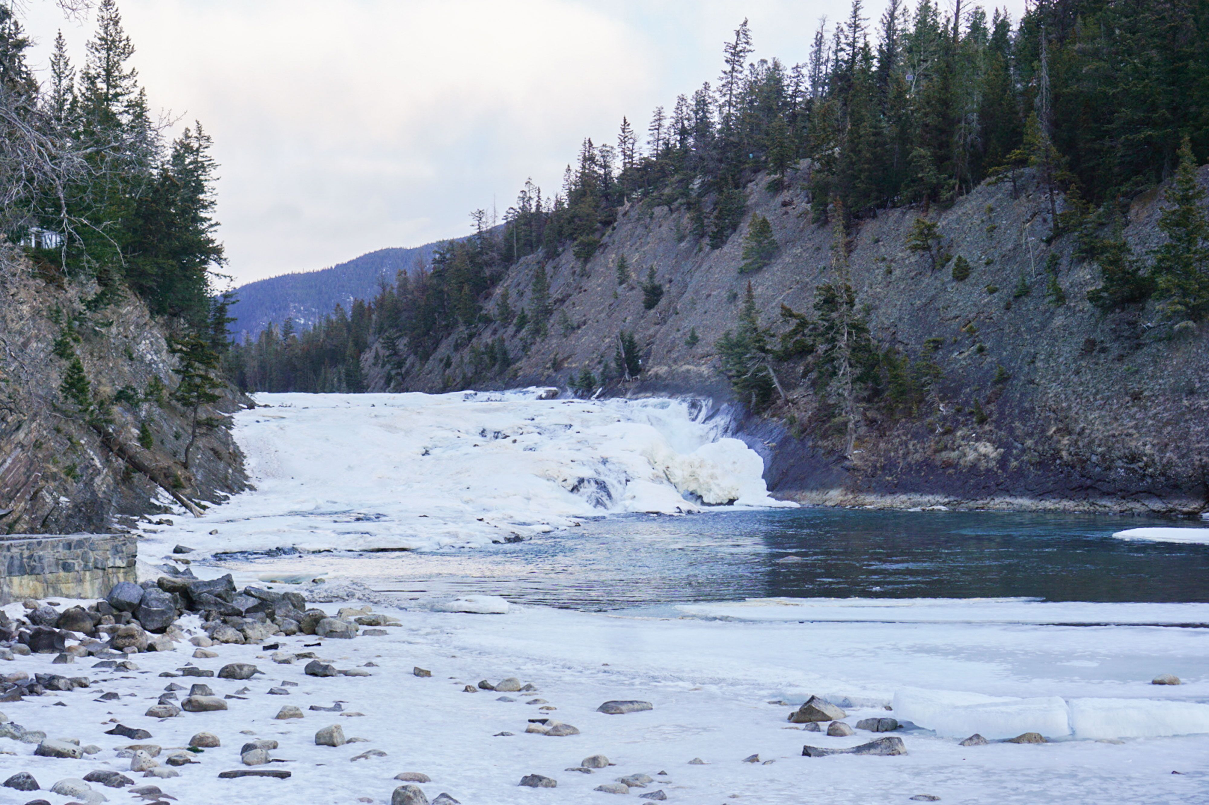 Atemberaubende Bow Falls am Bow River in Alberta