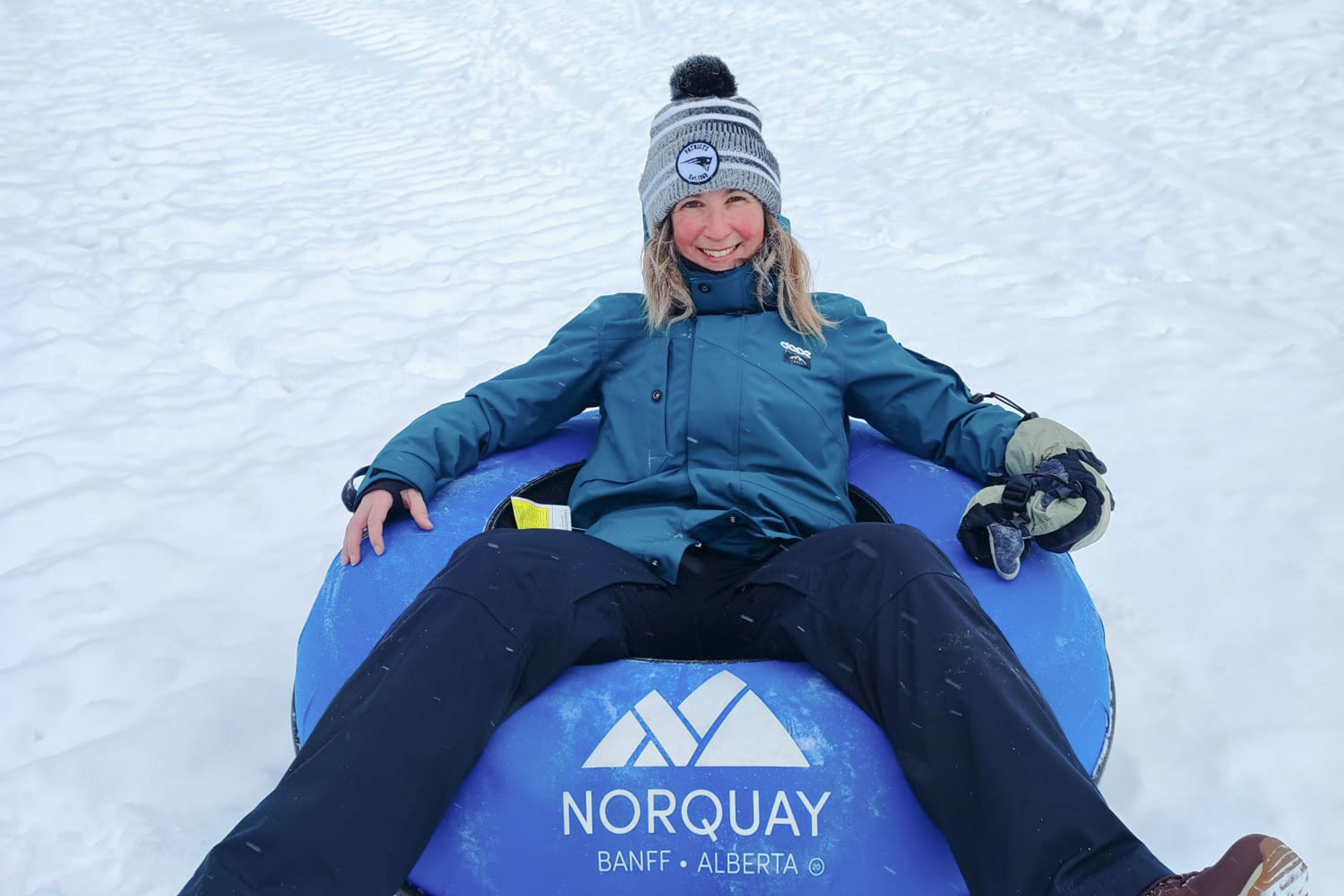 Cindy beim Tubing am Mount Norquay in Banff