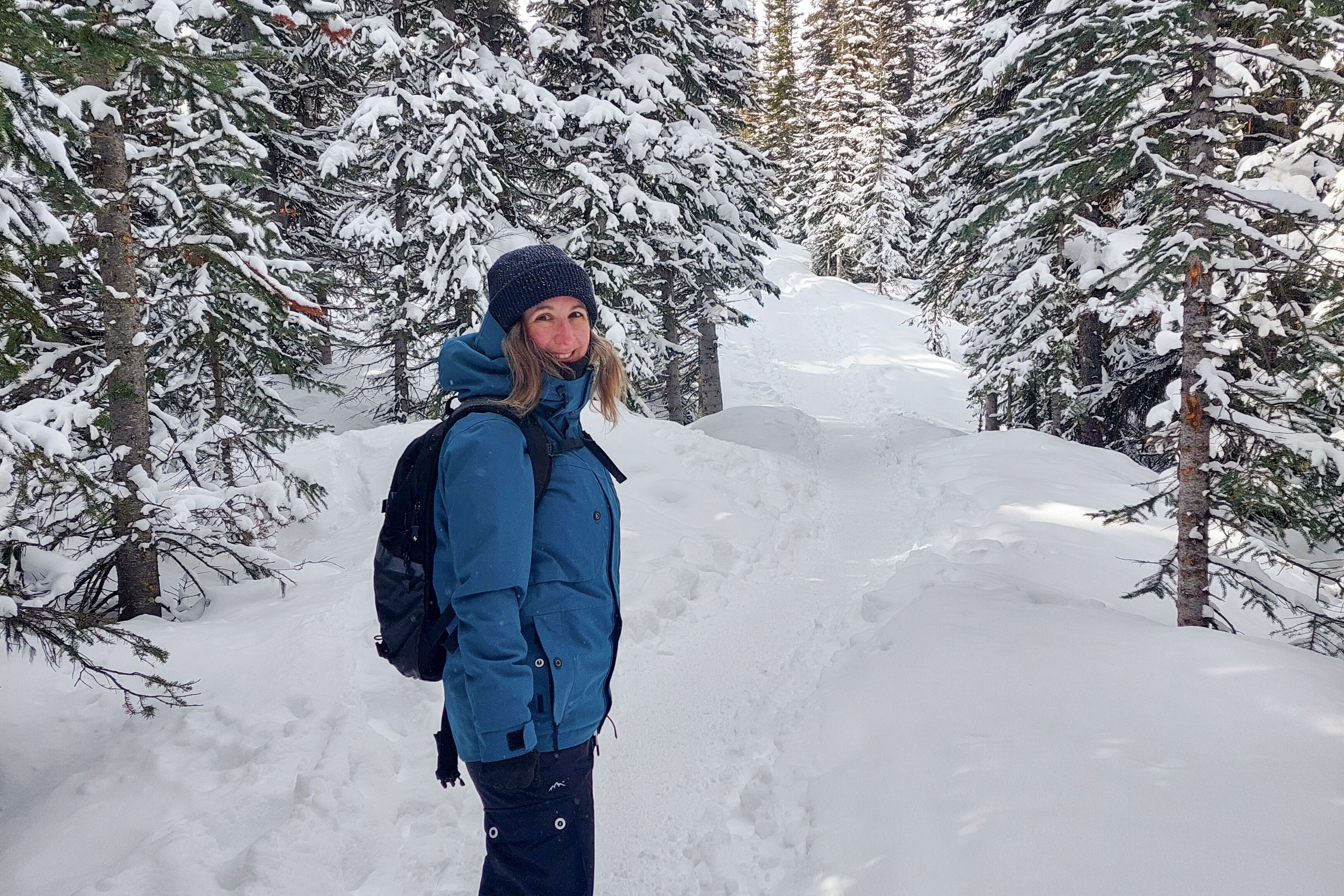 Cindy im Schnee auf dem Weg zum Peyto Lake im Banff-Nationalpark