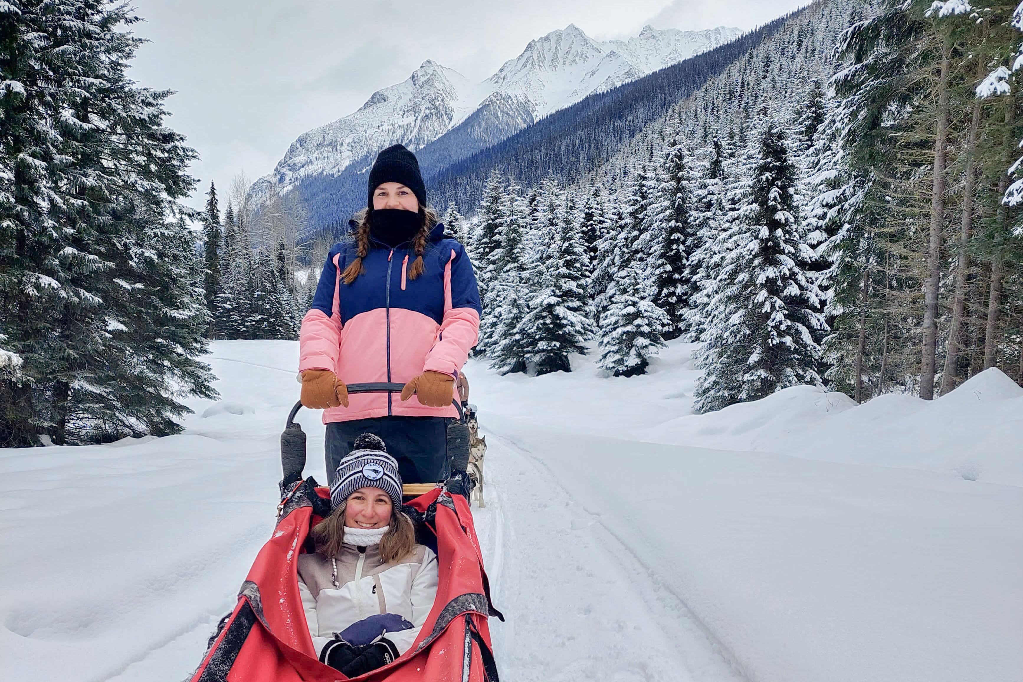 Cindy und Maja mit dem Hundeschlitten unterwegs in Valemount