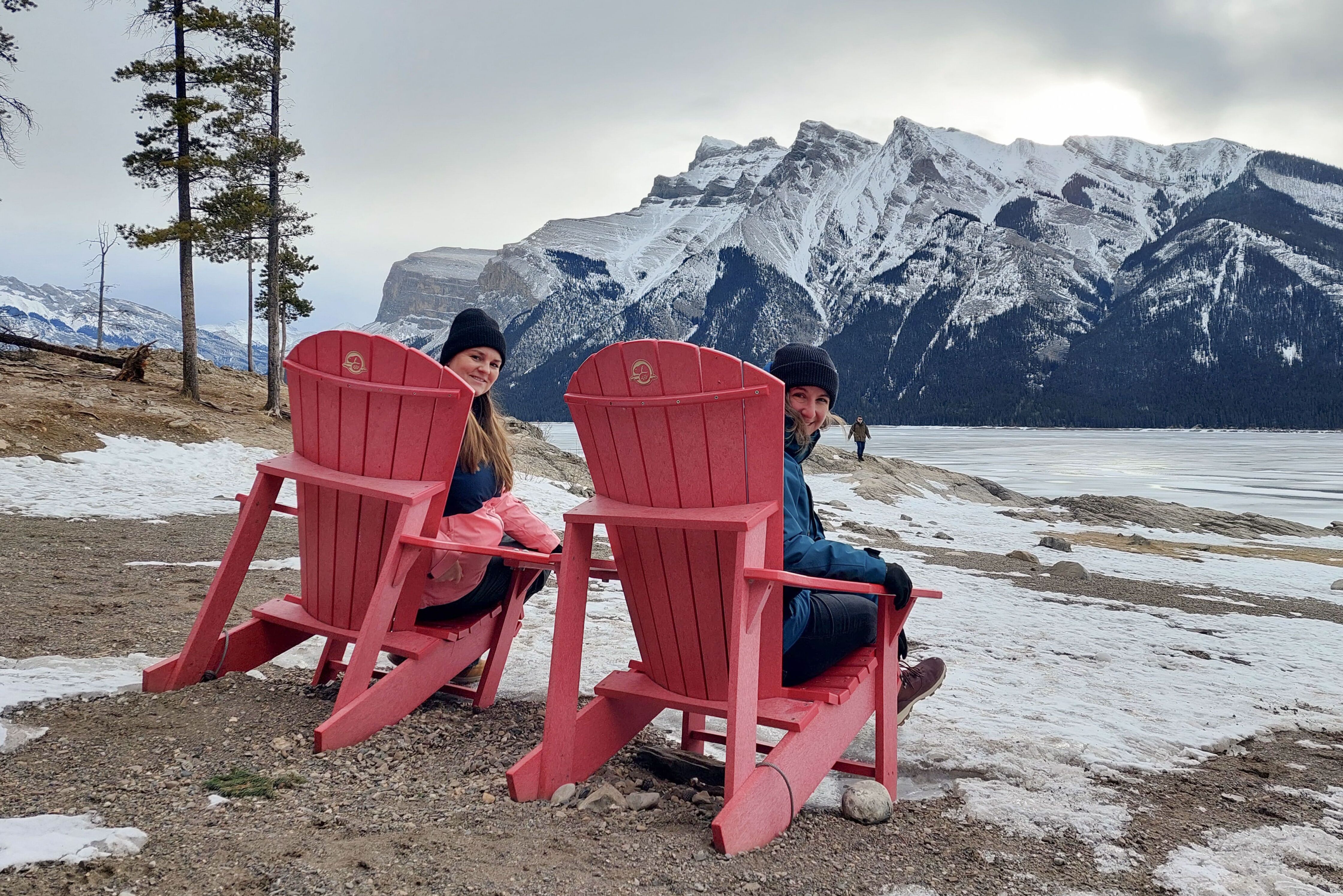 Cindy und Maja am Gletschersee Lake Minnewanka im Banff-Nationalpark
