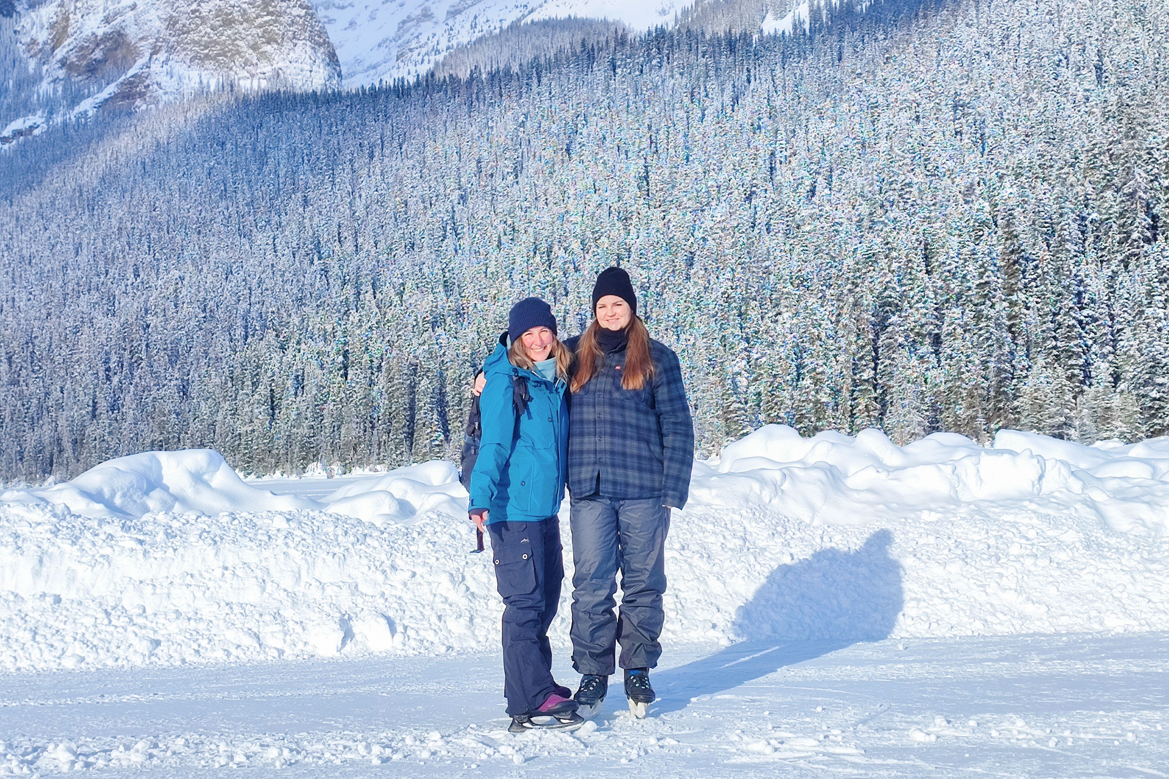 Cindy und Maja laufen Schlittschuh am Lake Louise in Alberta