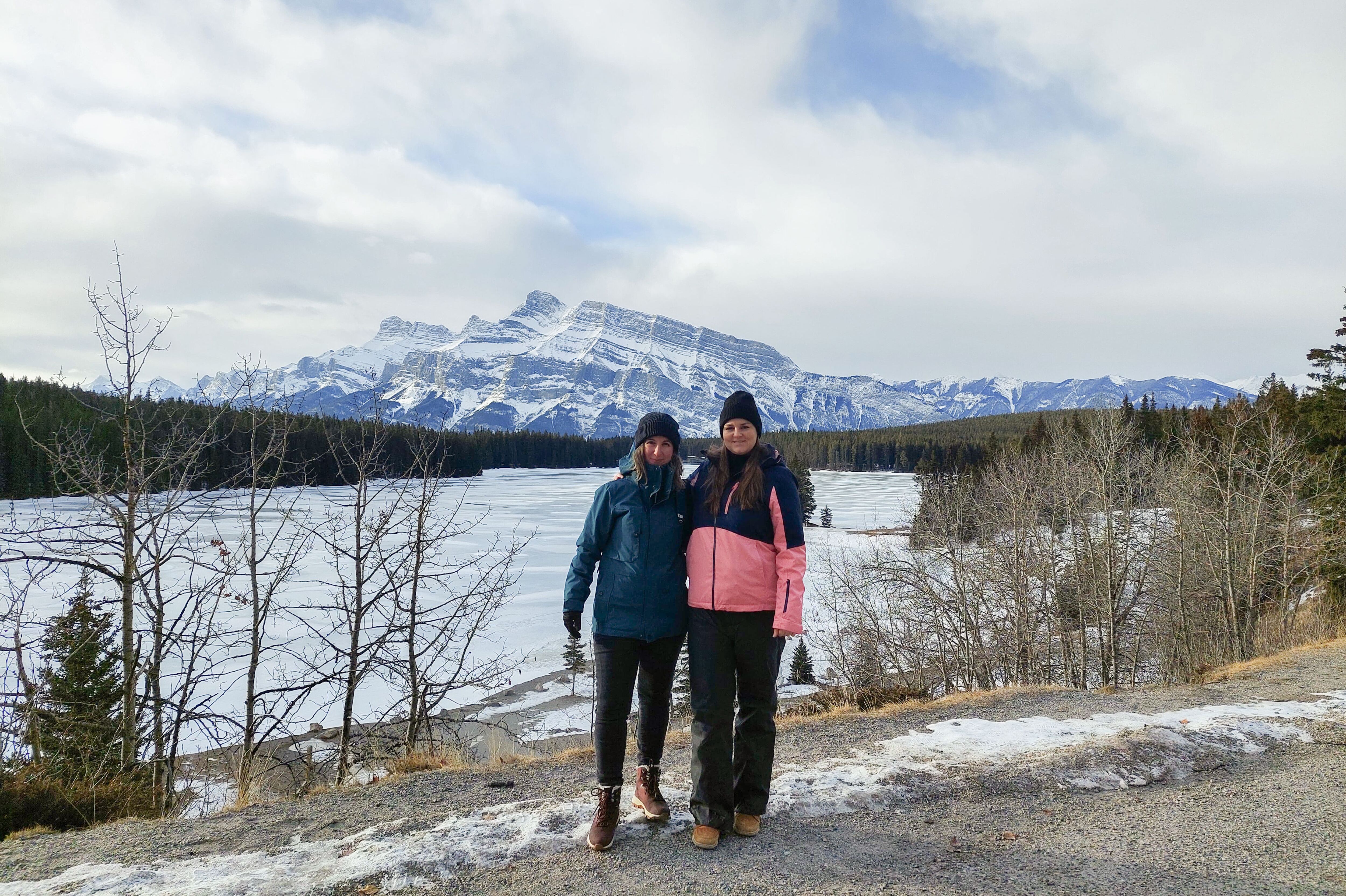 Cindy und Maja am Two Jack Lake im Banff-Nationalpark in Alberta