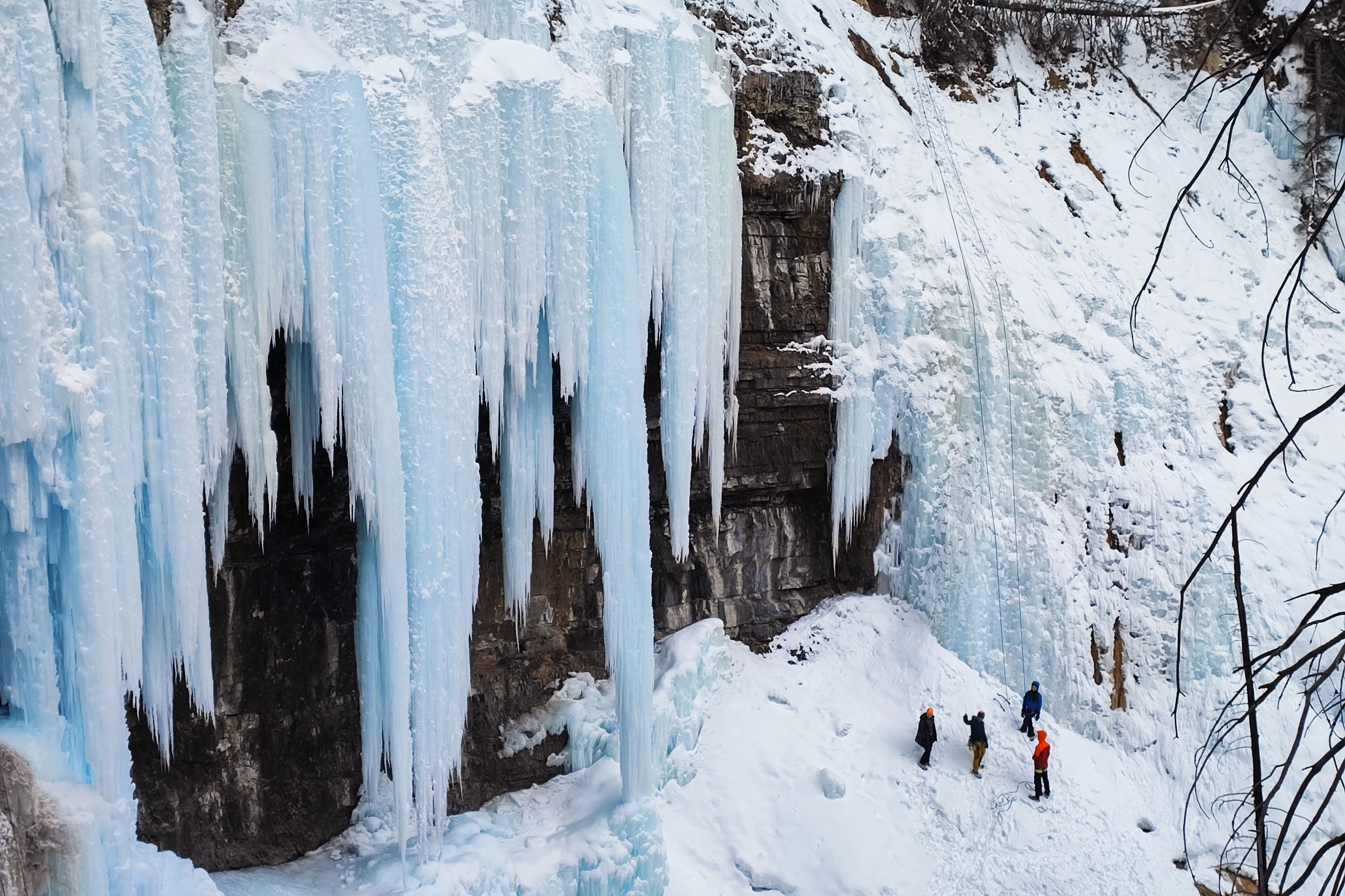 Einzigartige Eiszapfen am Johnston Canyon im Banff-Nationalpark