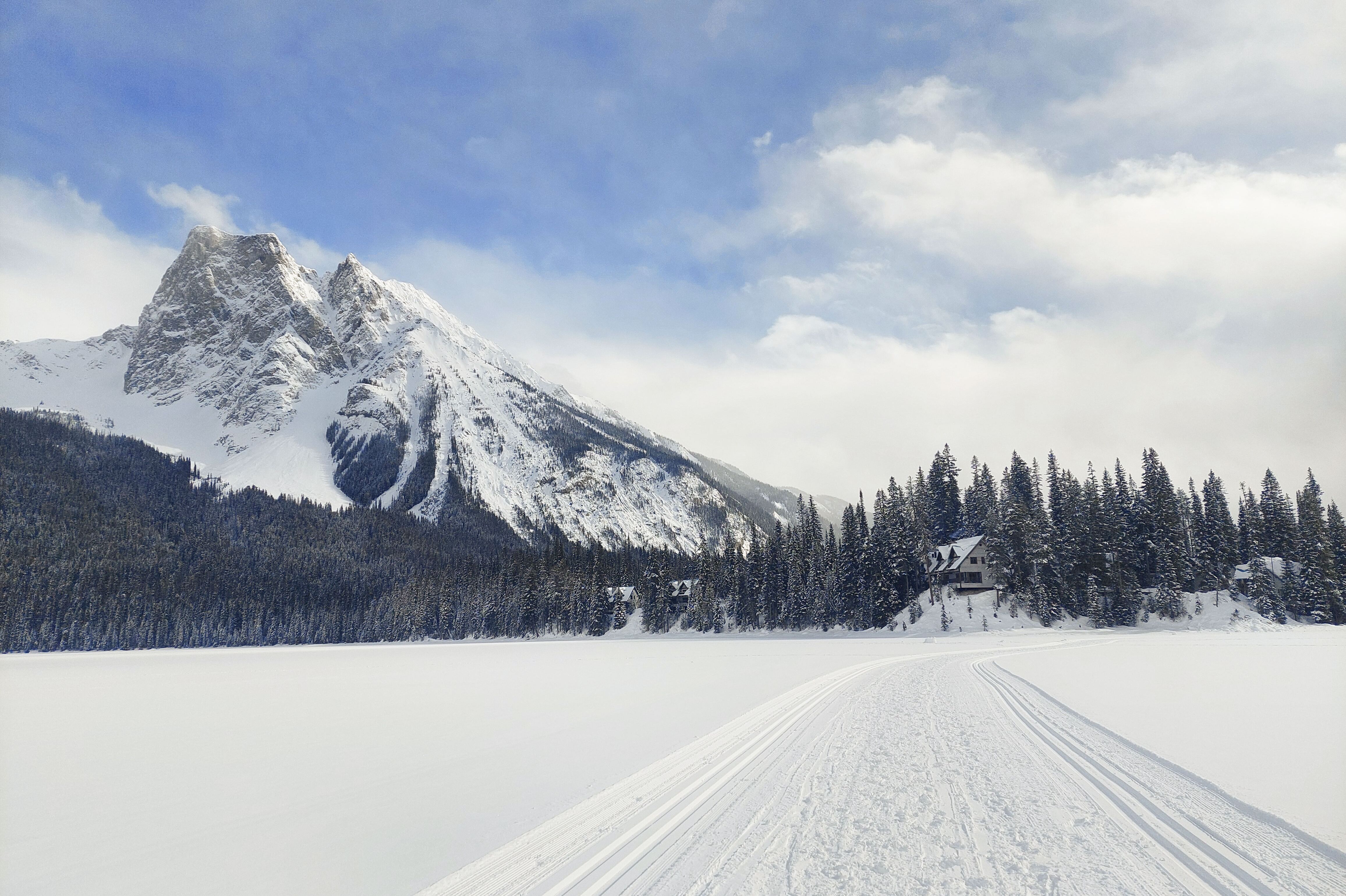 Traumhafte Schnee- und Eislandschaft am zugefrorenen Emerald Lake im Yoho-Nationalpark