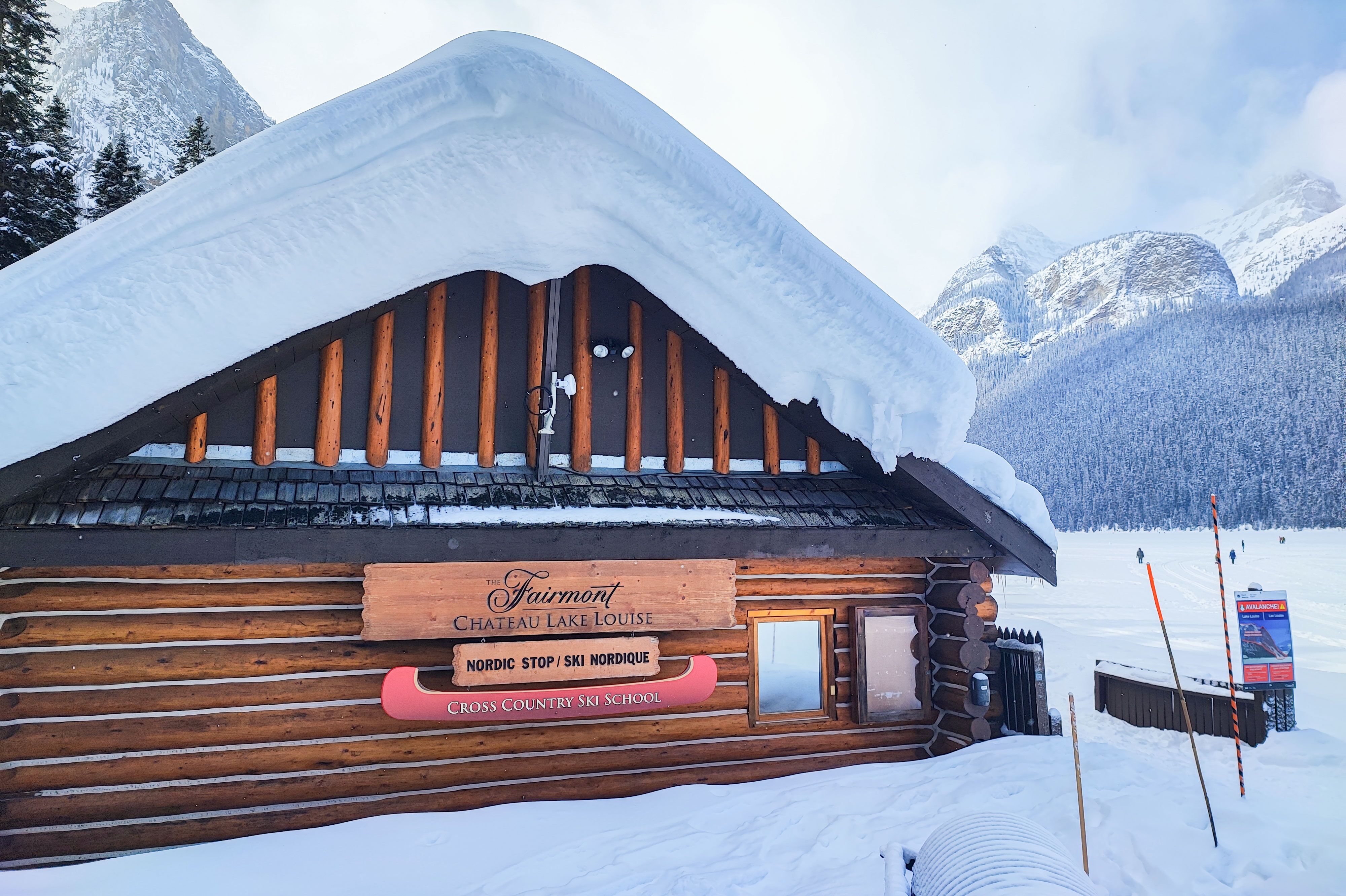 Rustikales Fairmont Chateau im Schnee am Lake Louise