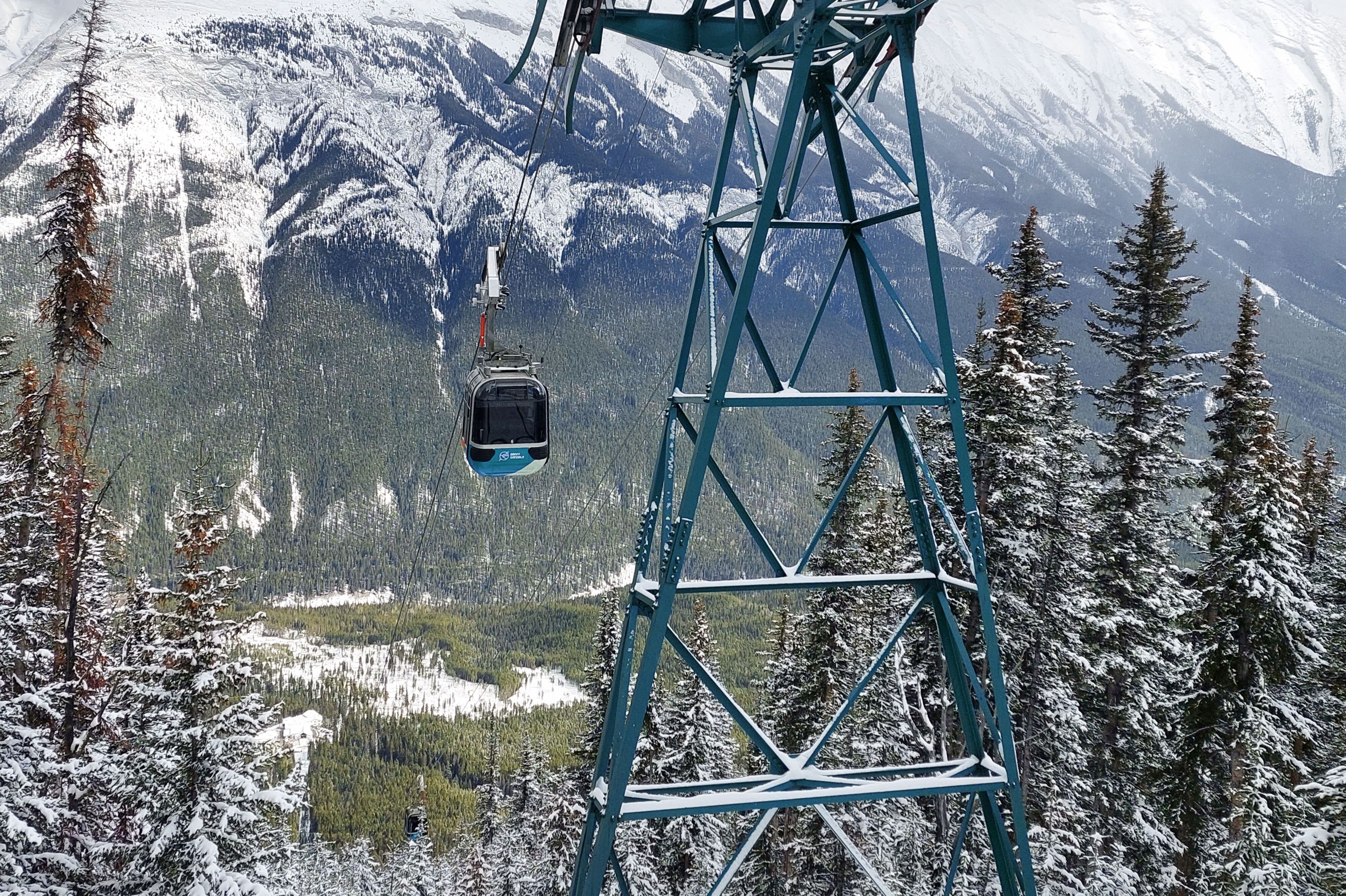 Mit der Gondel über die Berglandschaften im Banff-Nationalpark in Alberta
