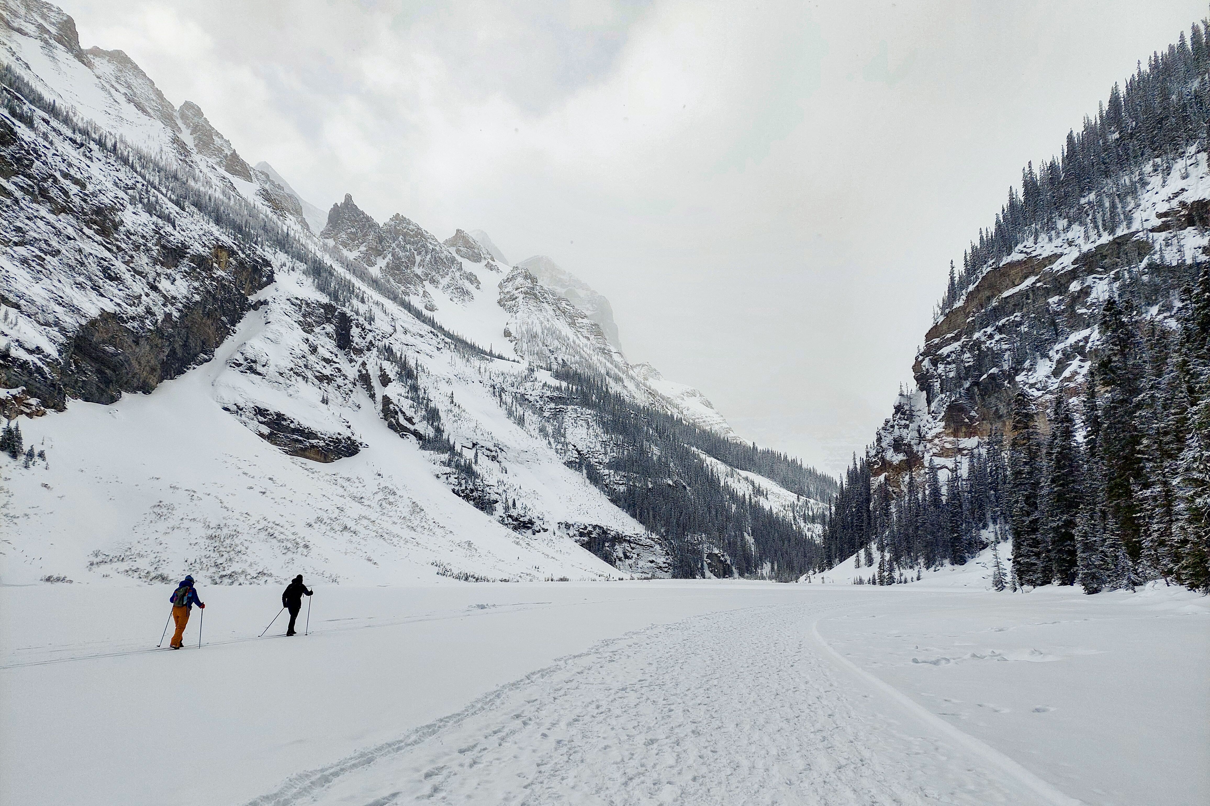 Zugefrorener Lake Louise in Alberta