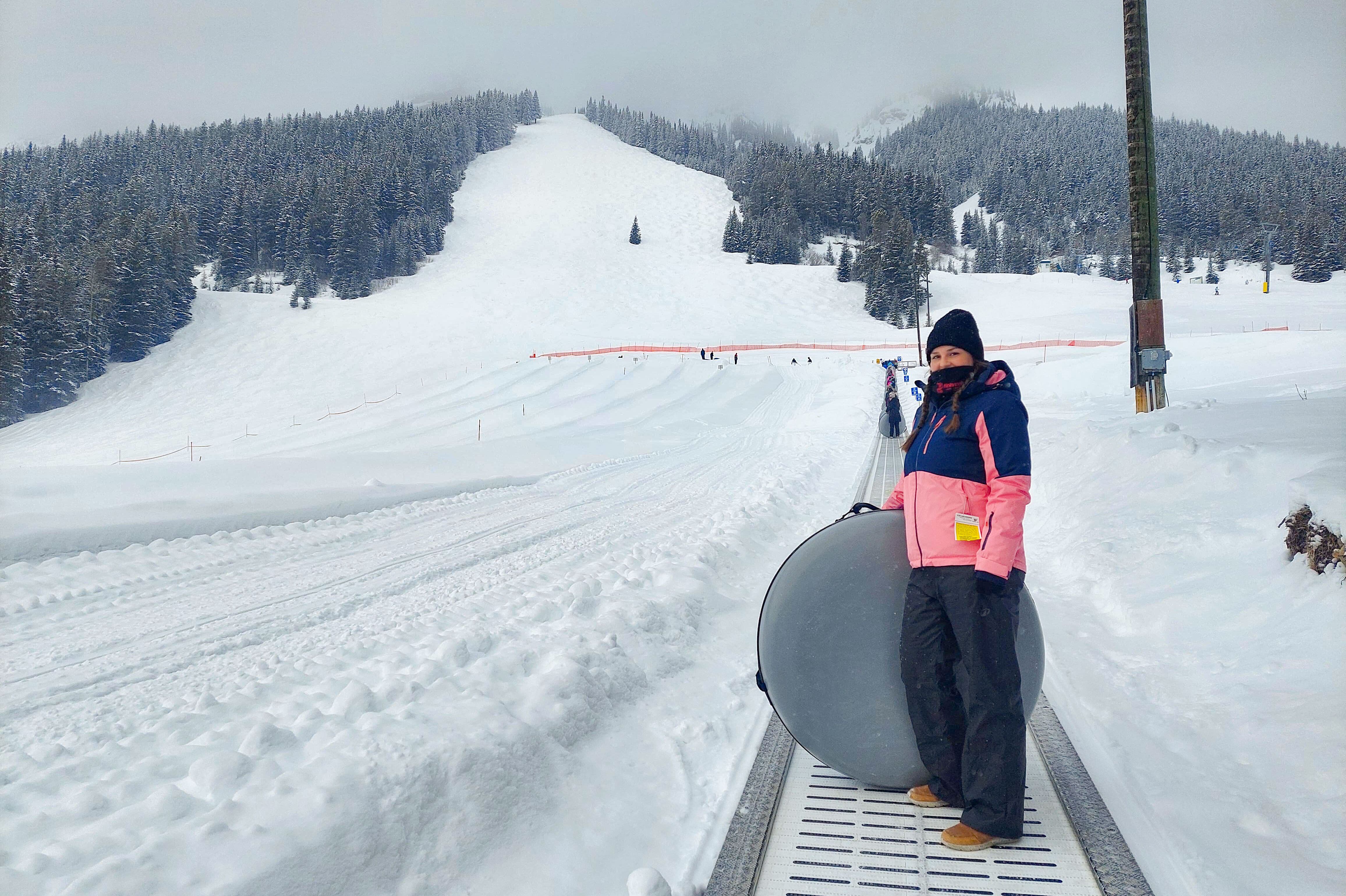 Maja beim Tubing am Mount Norquay in Banff