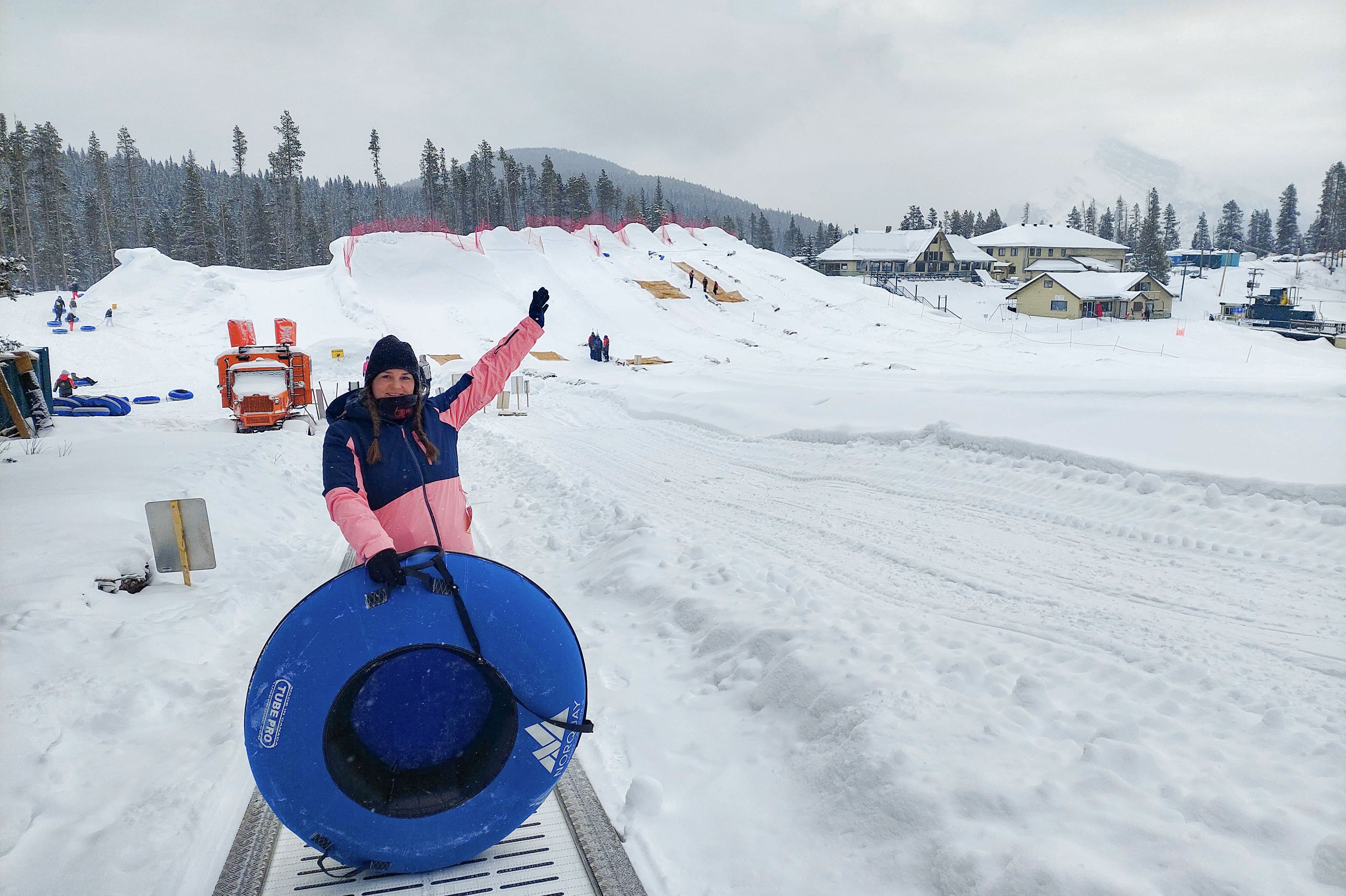 Maja beim Tubing am Mount Norquay in Banff