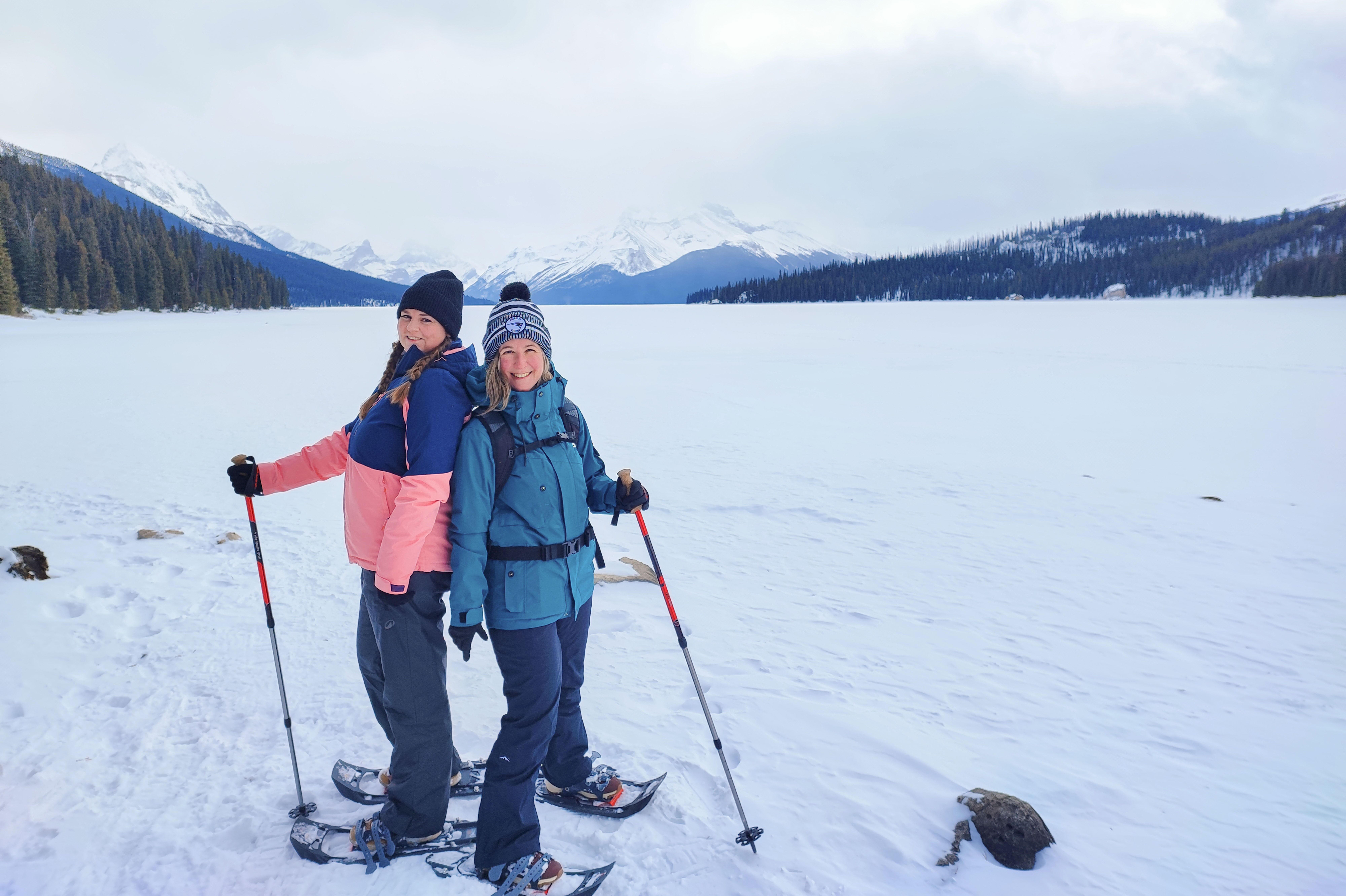 Cindy und Maja auf Schneeschuhwanderung am Maligne Lake im Jasper-Nationalpark Albertas