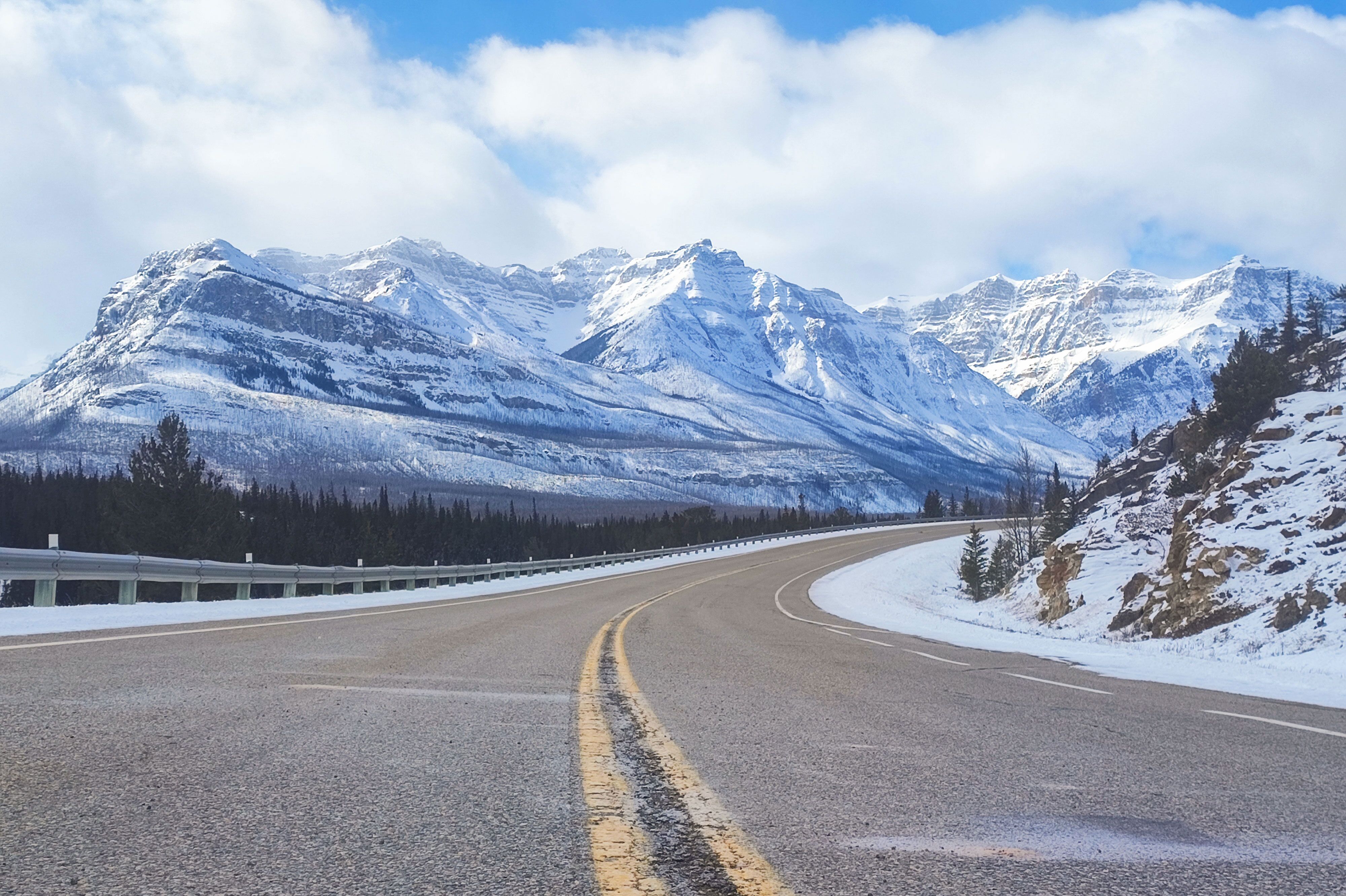Straße durch die Berglandschaft in Alberta