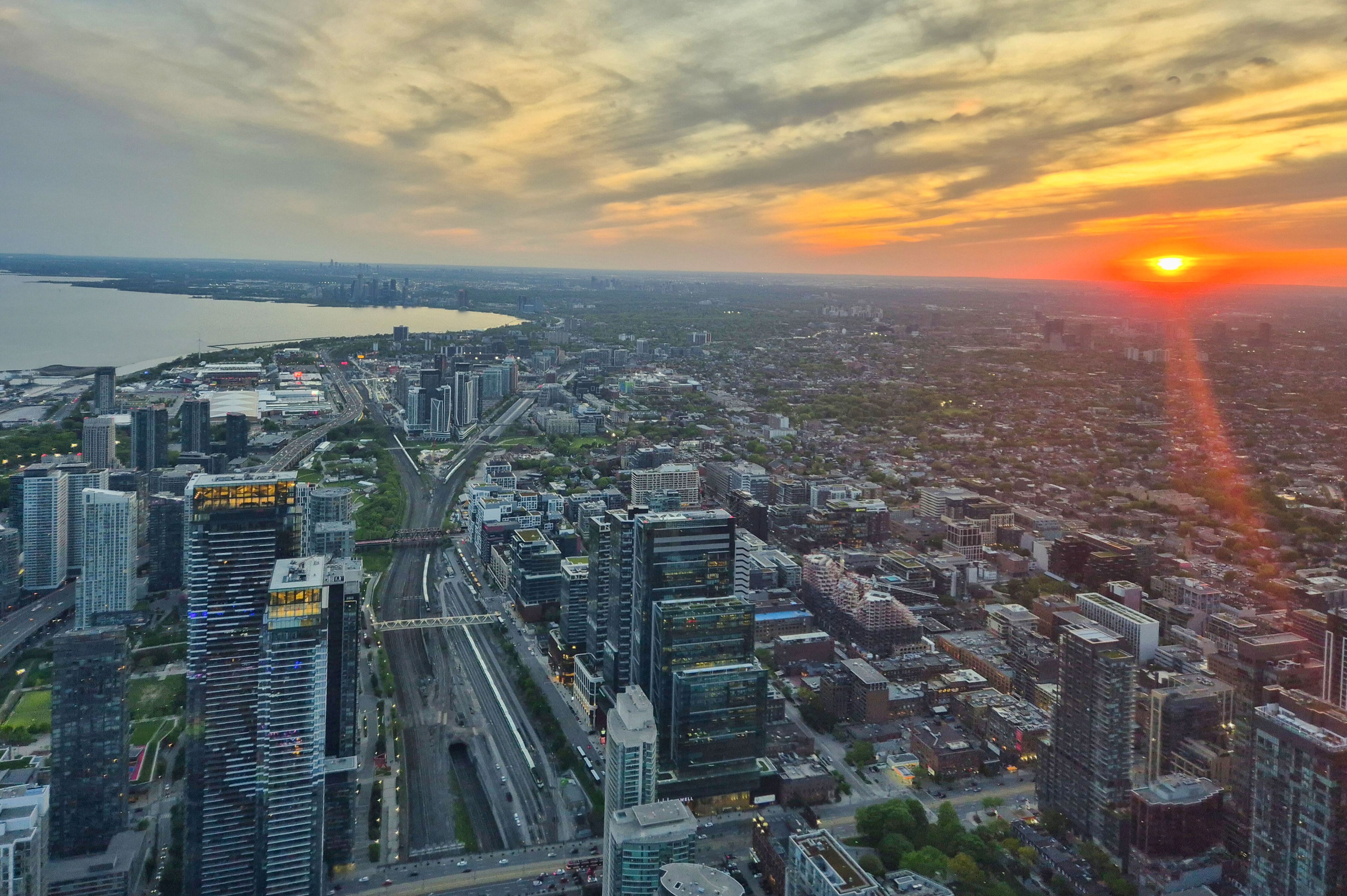 Luftaufnahme von der Skyline Torontos bei Sonnenuntergang