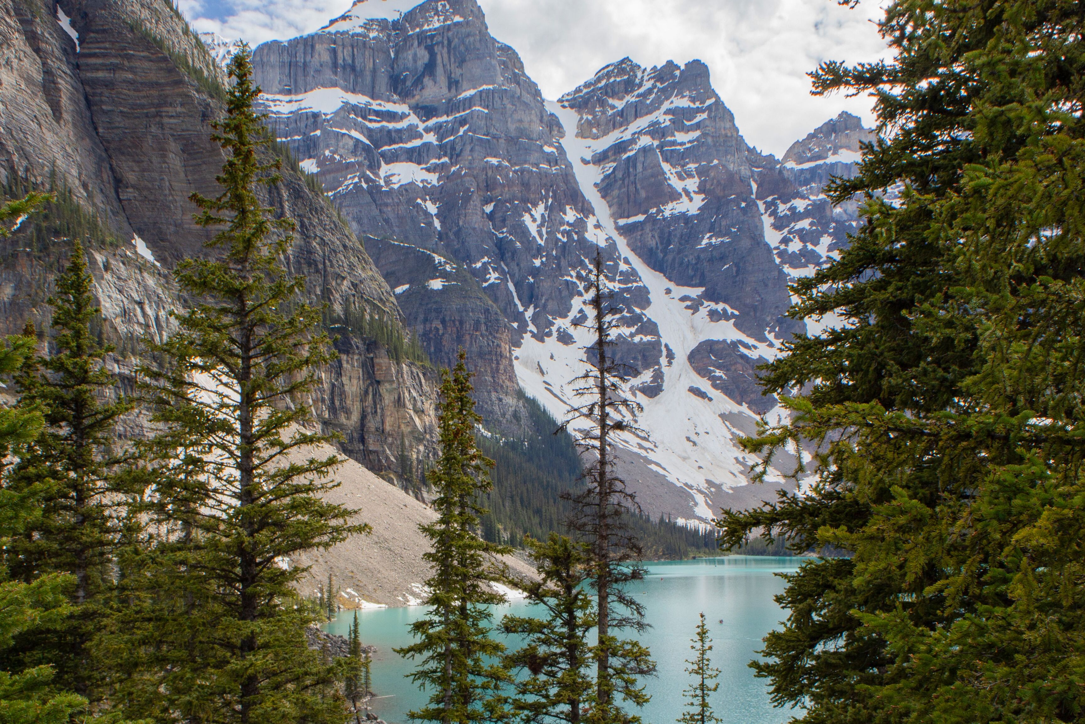 Traumhafte Aussicht auf den Moraine Lake im Banff Nationalpark