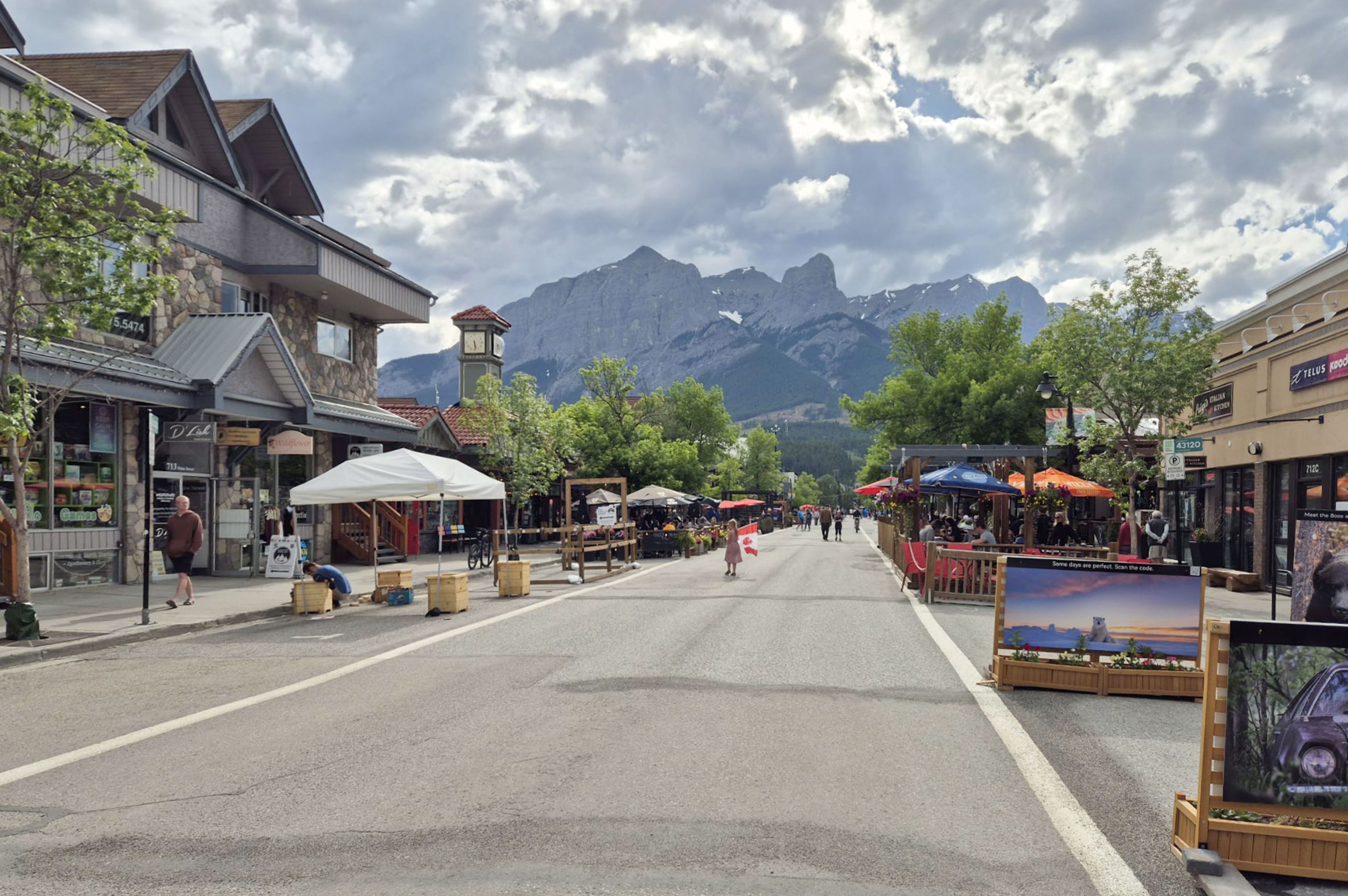 Blick auf die Hauptstrasse von Canmore