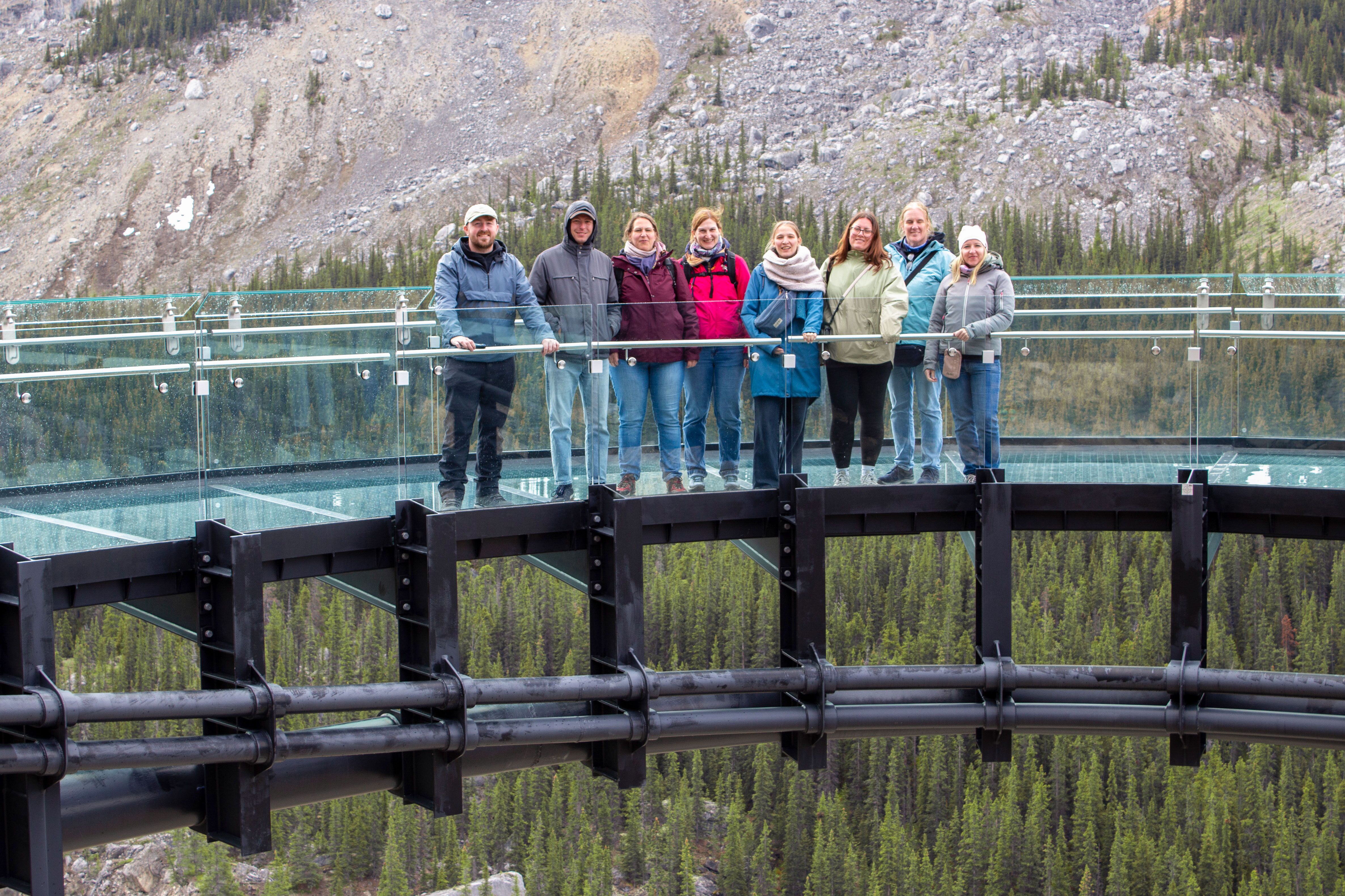 Gruppenfoto der CANUSA Reisegruppe auf dem Columbia Icefield Skywalk