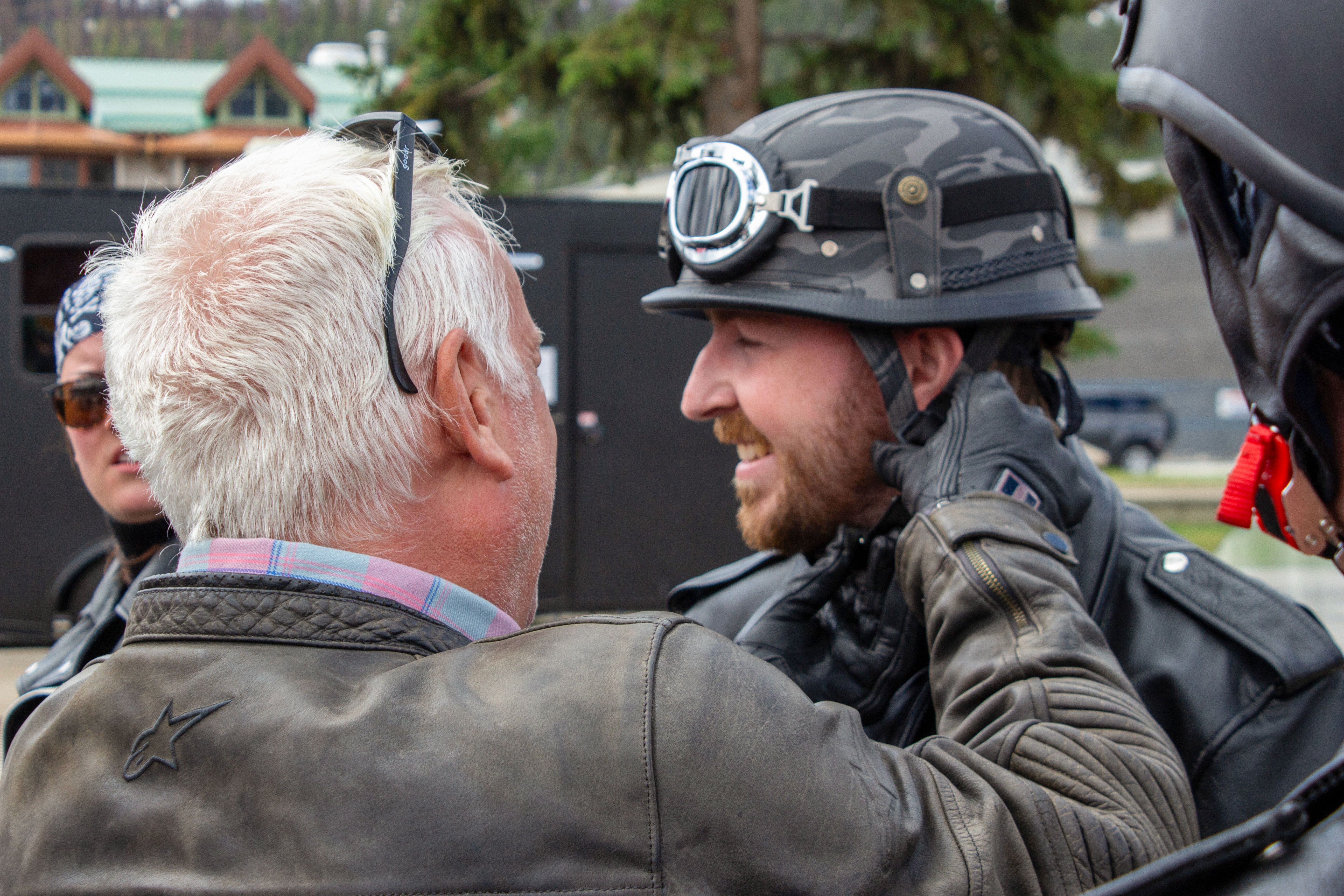 Luke beim Helm aufsetzen für die Harley Tour in Jasper
