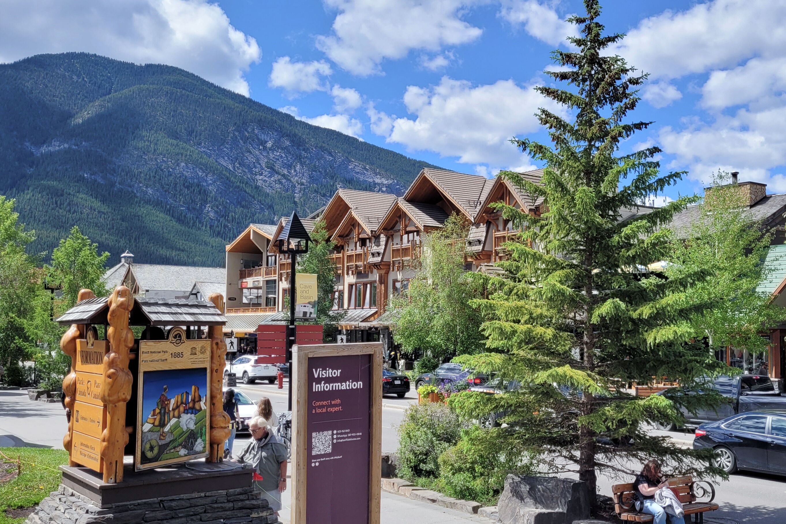 Malerische Hauptstrasse Banff Avenue in Banff in Alberta