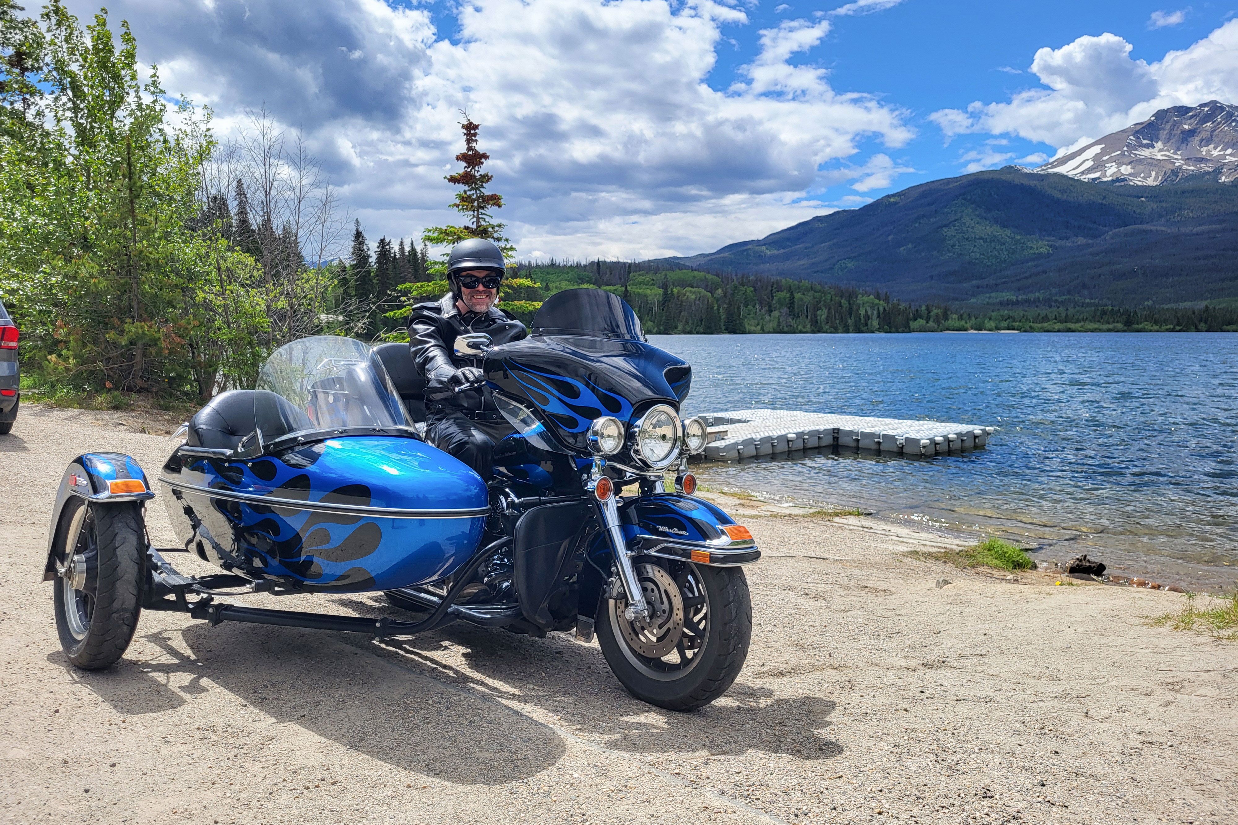 Malte auf einer Harley bei der Harley Tour am Pyramid Lake in Jasper