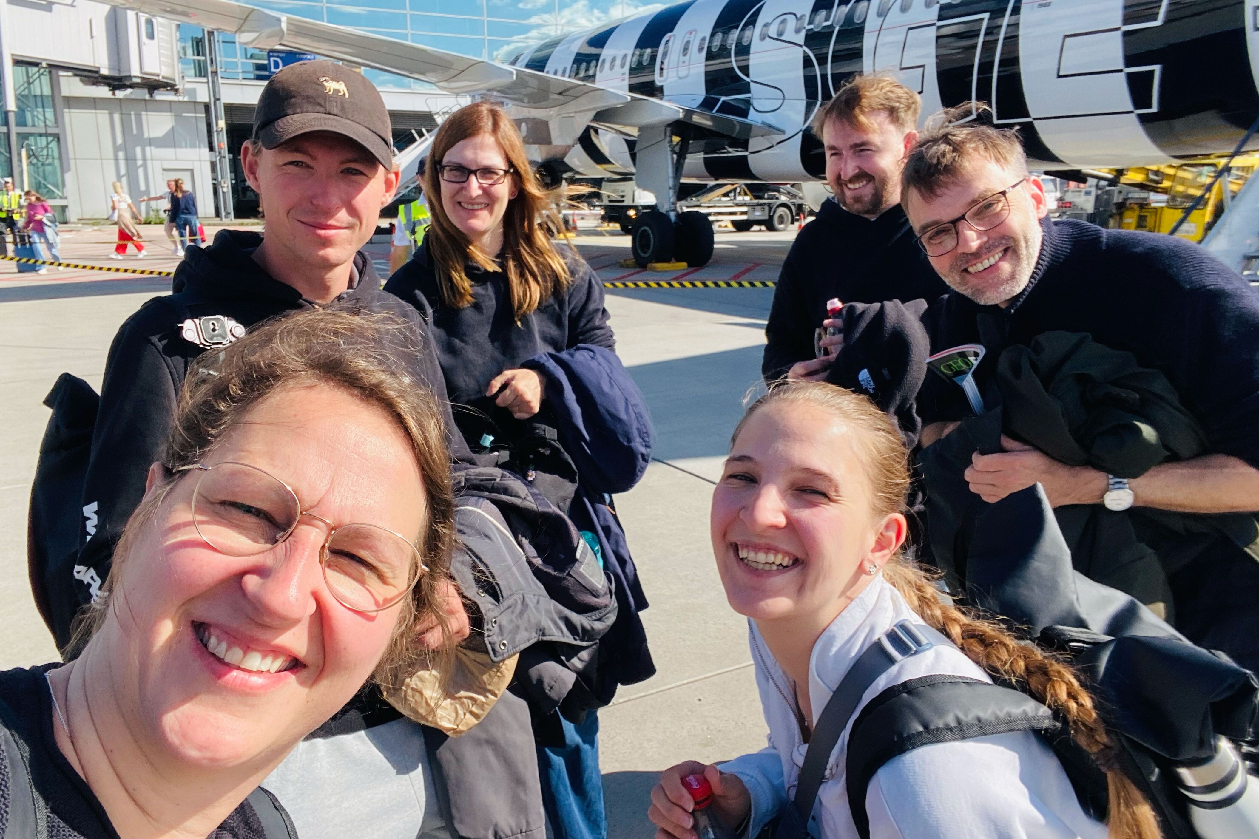 Selfie von der CANUSA Reisegruppe am Anreisetag in Frankfurt vor dem Condor Flugzeug
