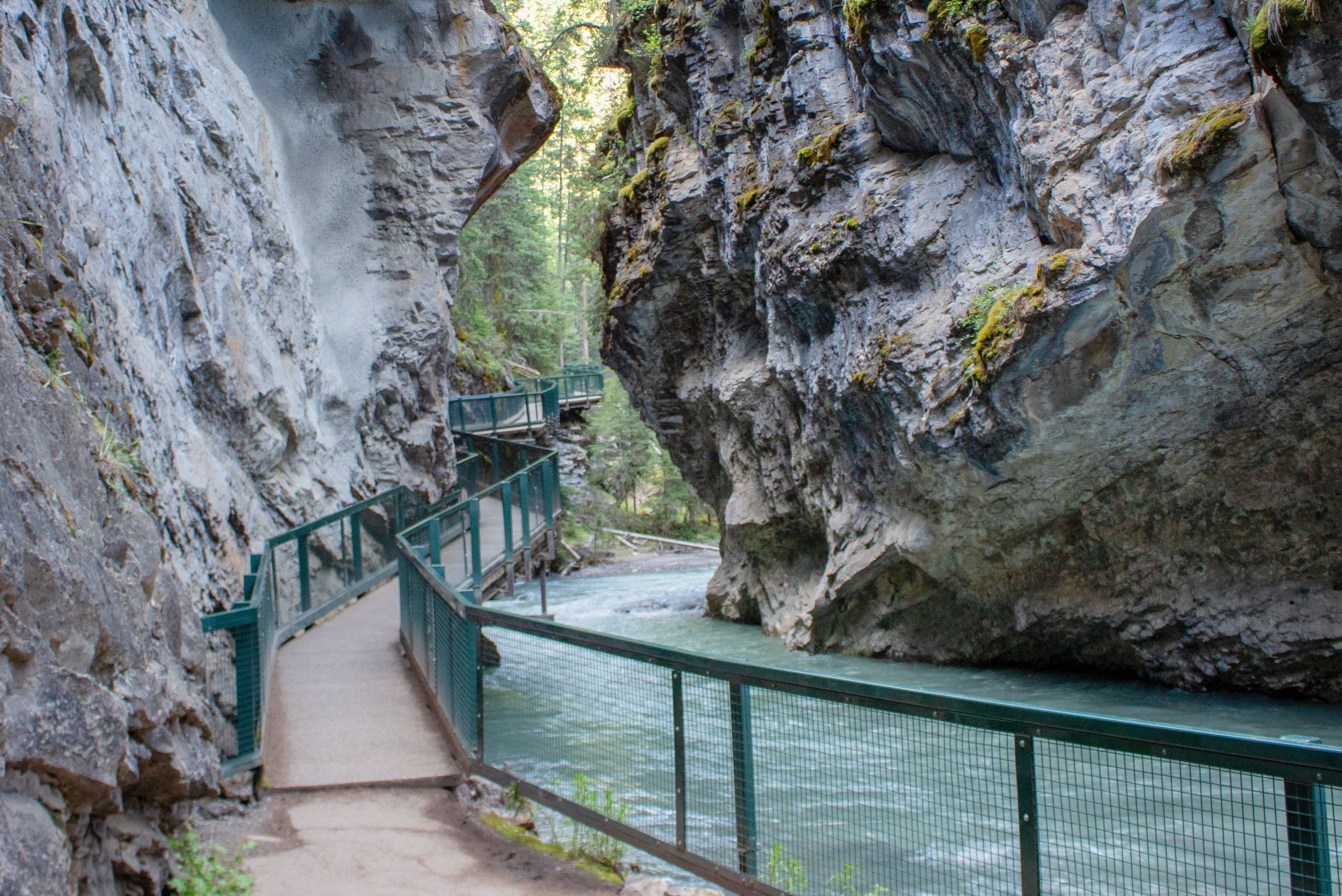 Wanderweg entlang des Johnston Canyon