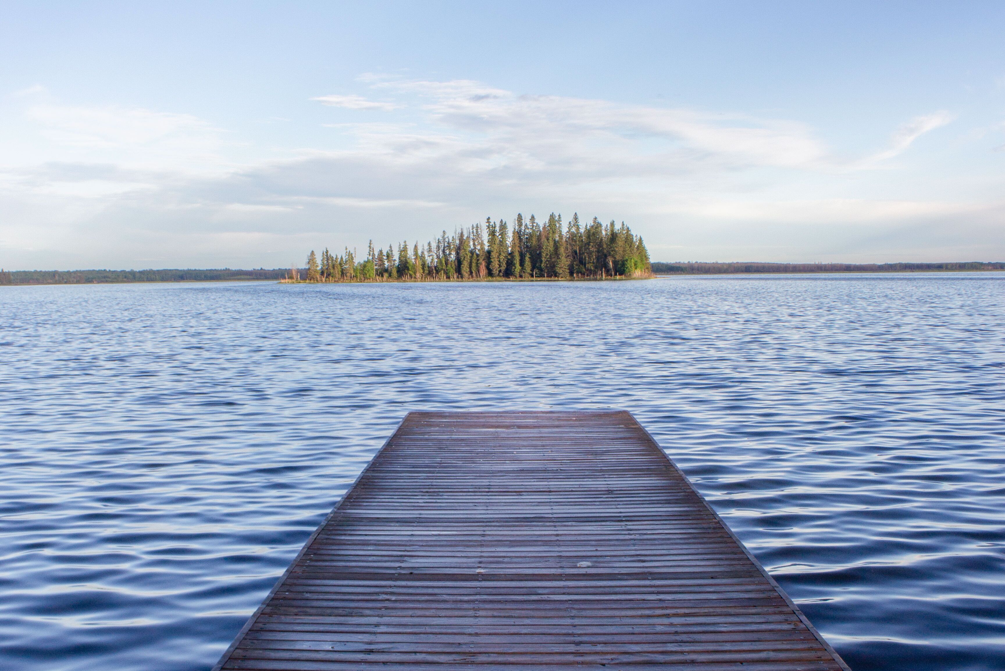 Wassersteg am Astotin Lake im Elk Island National Park