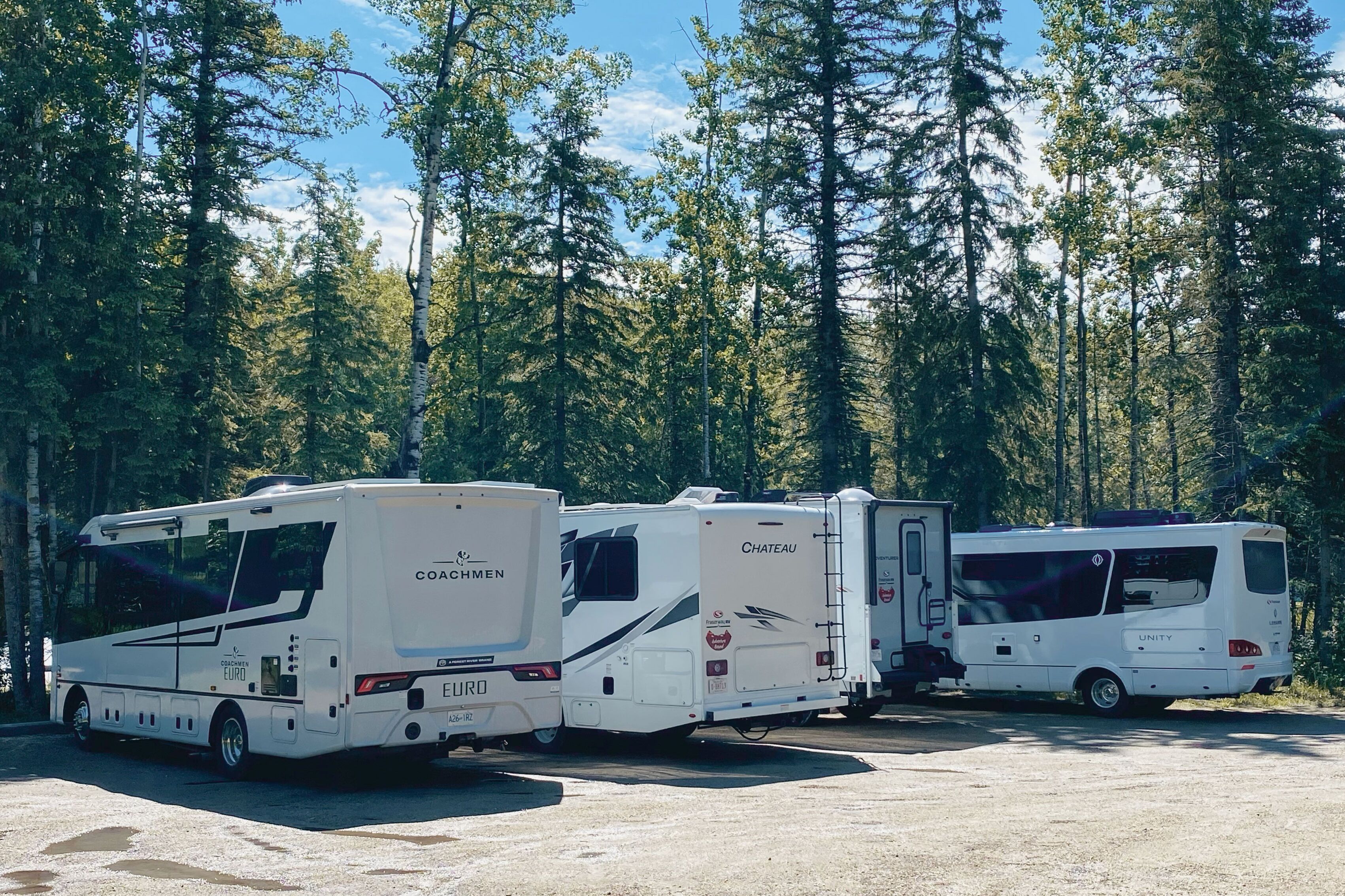 Wohnmobile auf einem Campingplatz im Pembina River Provincial Park